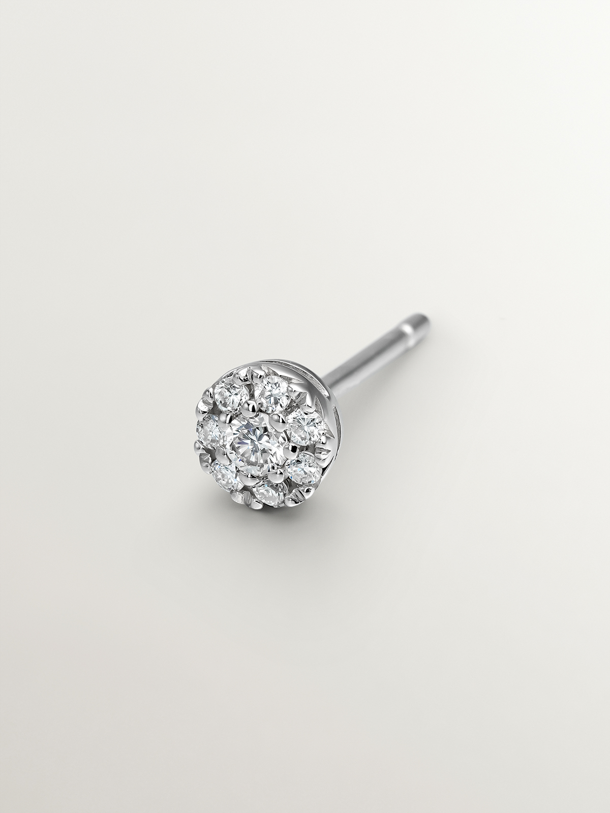 Individual 18K white gold earring with brilliant cut diamond