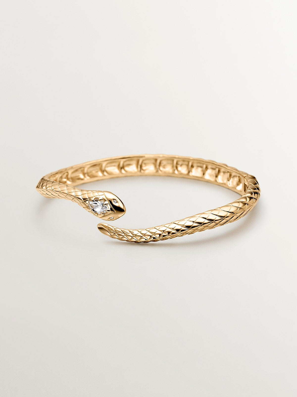 Brazalete de plata 925 bañada en oro amarillo de 18K con forma de serpiente, topacios y zafiros blancos