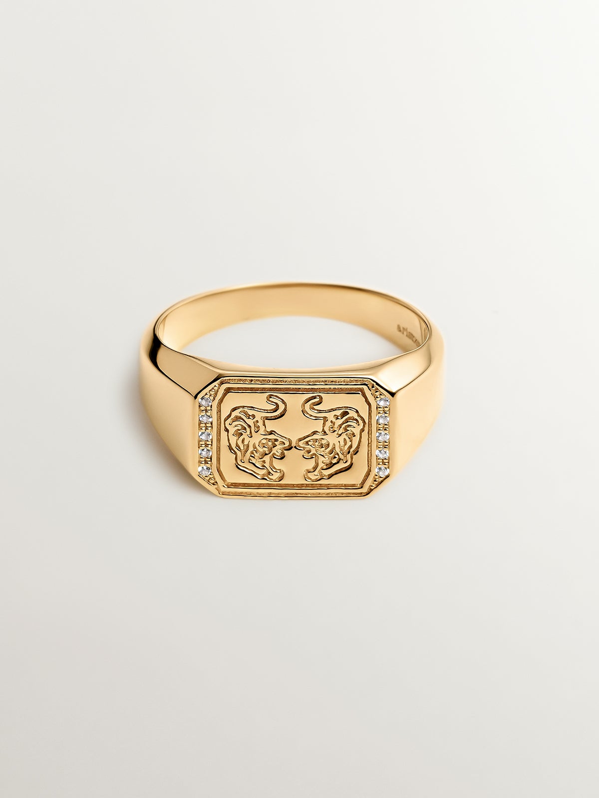 Anillo tipo sello de plata 925 bañada en oro amarillo de 18K con tigres y topacios