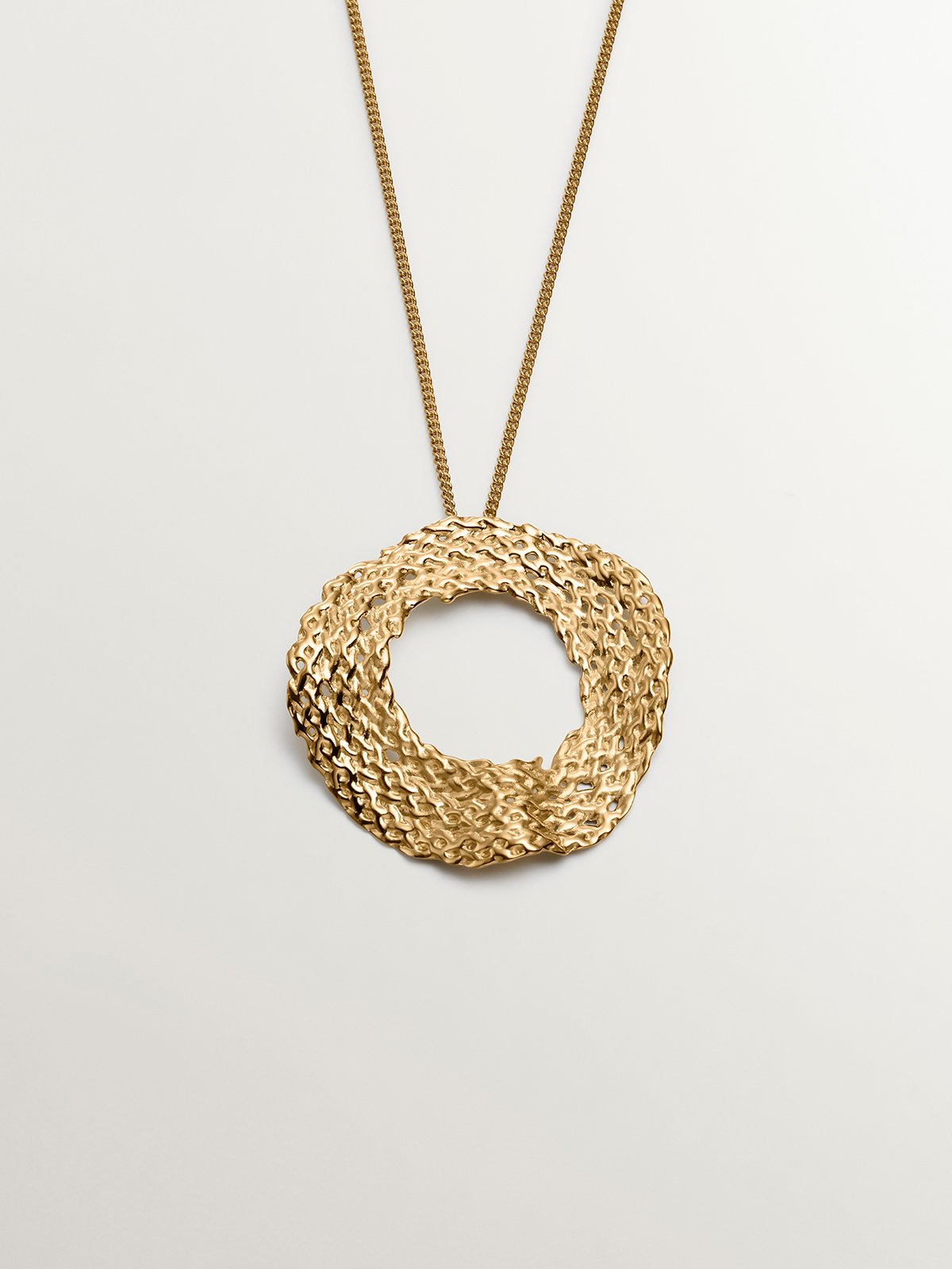 925 Silver pendant bathed in 18K yellow gold with wicker texture.