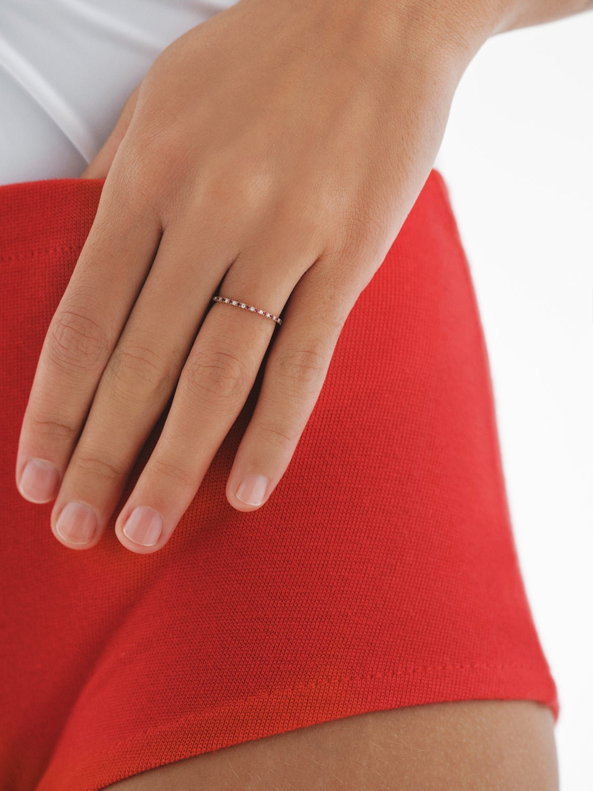 Bague en or rose 9K avec rubis rouges et diamants