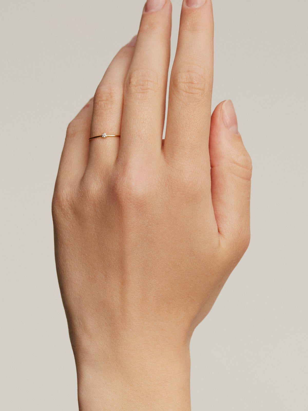Anillo solitario de oro amarillo de 18K con diamante ISI2 de 0,048cts