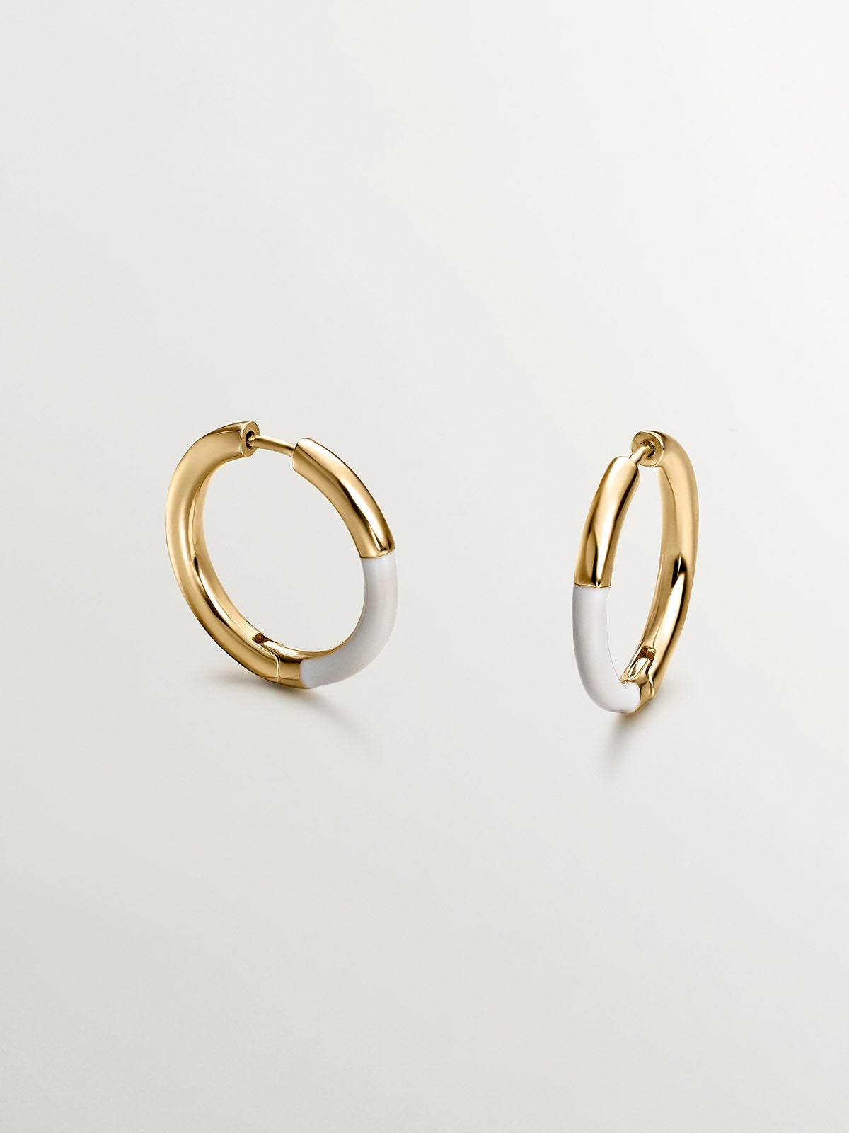 Pendientes de aro mediano de plata 925 bañada en oro amarillo de 18K con esmalte blanco