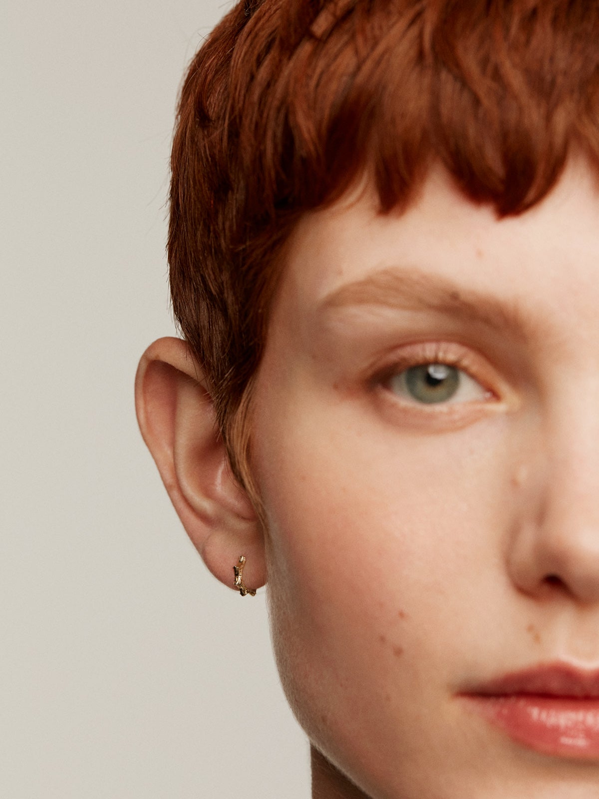 Individual 9K yellow gold earring in star shape.