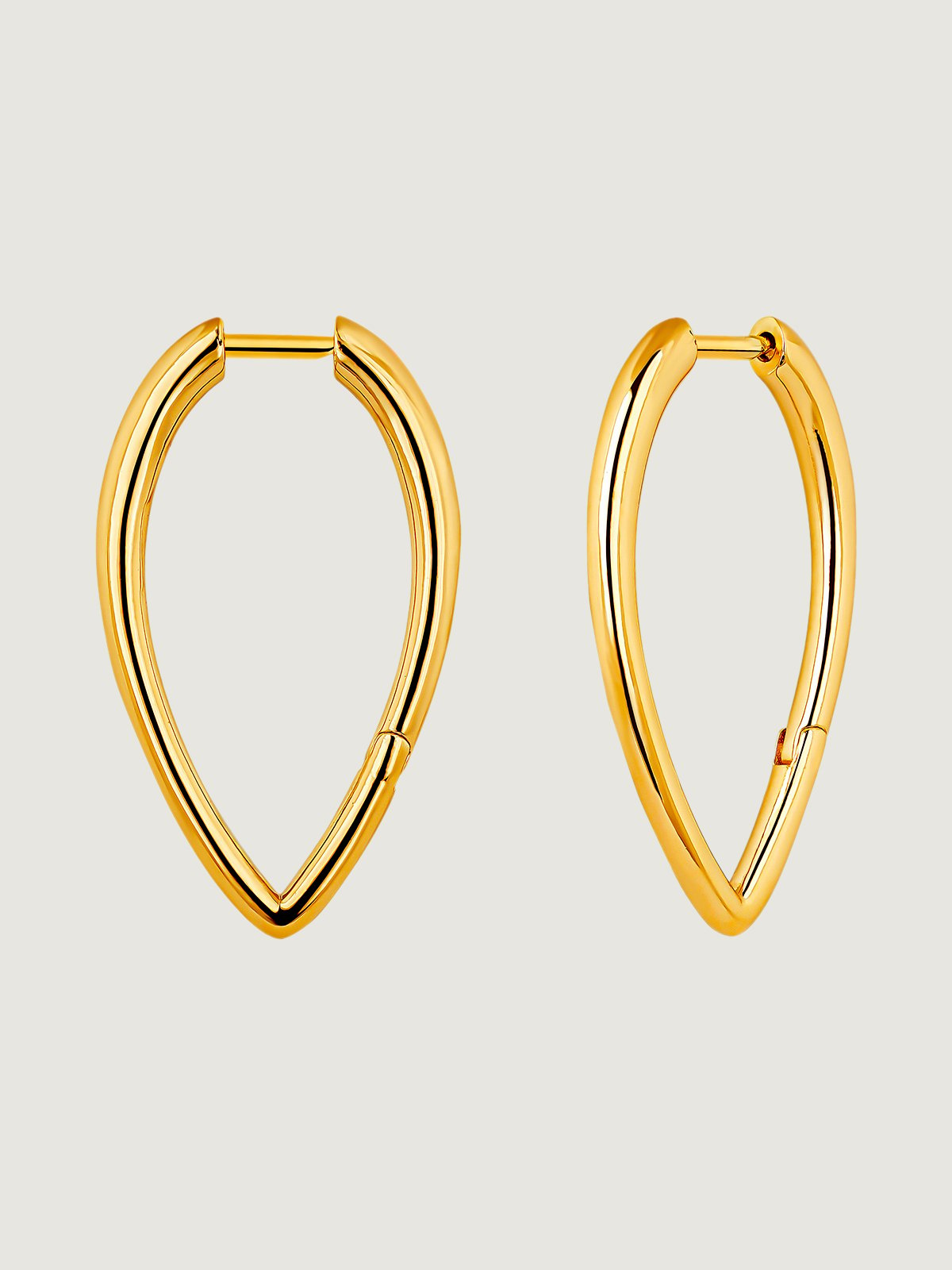 Large hoop earrings made of 925 silver, bathed in 18K yellow gold, with a drop shape.