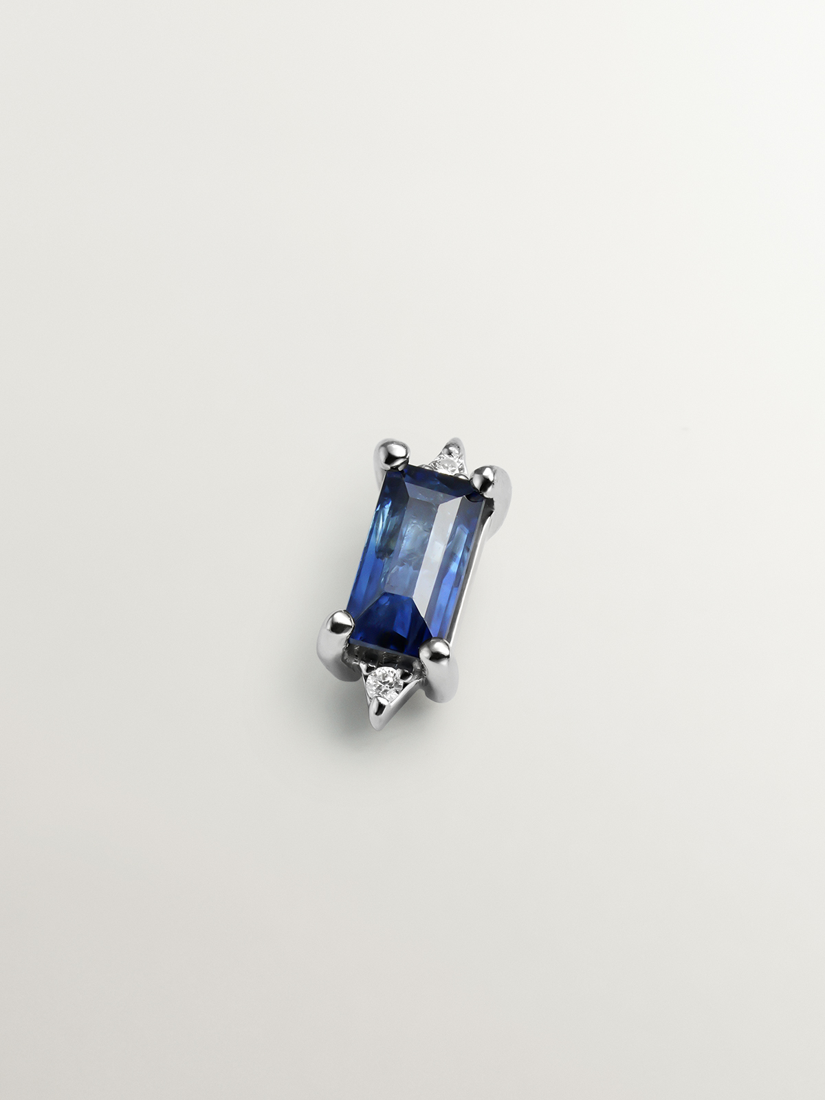 Individual 18k white gold pending with blue sapphire and white diamonds