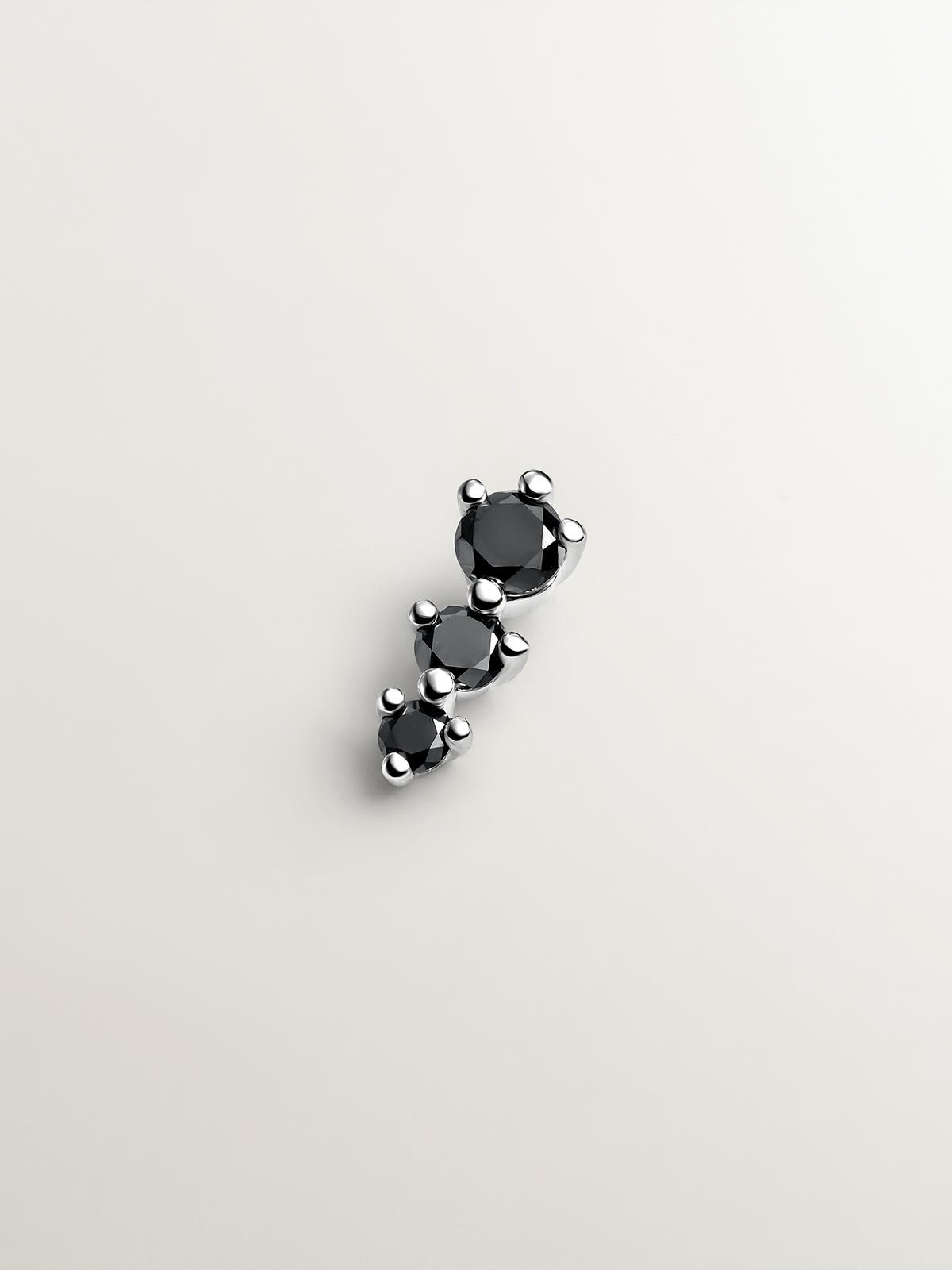 Piercing de oro blanco de 18k con diamantes negros