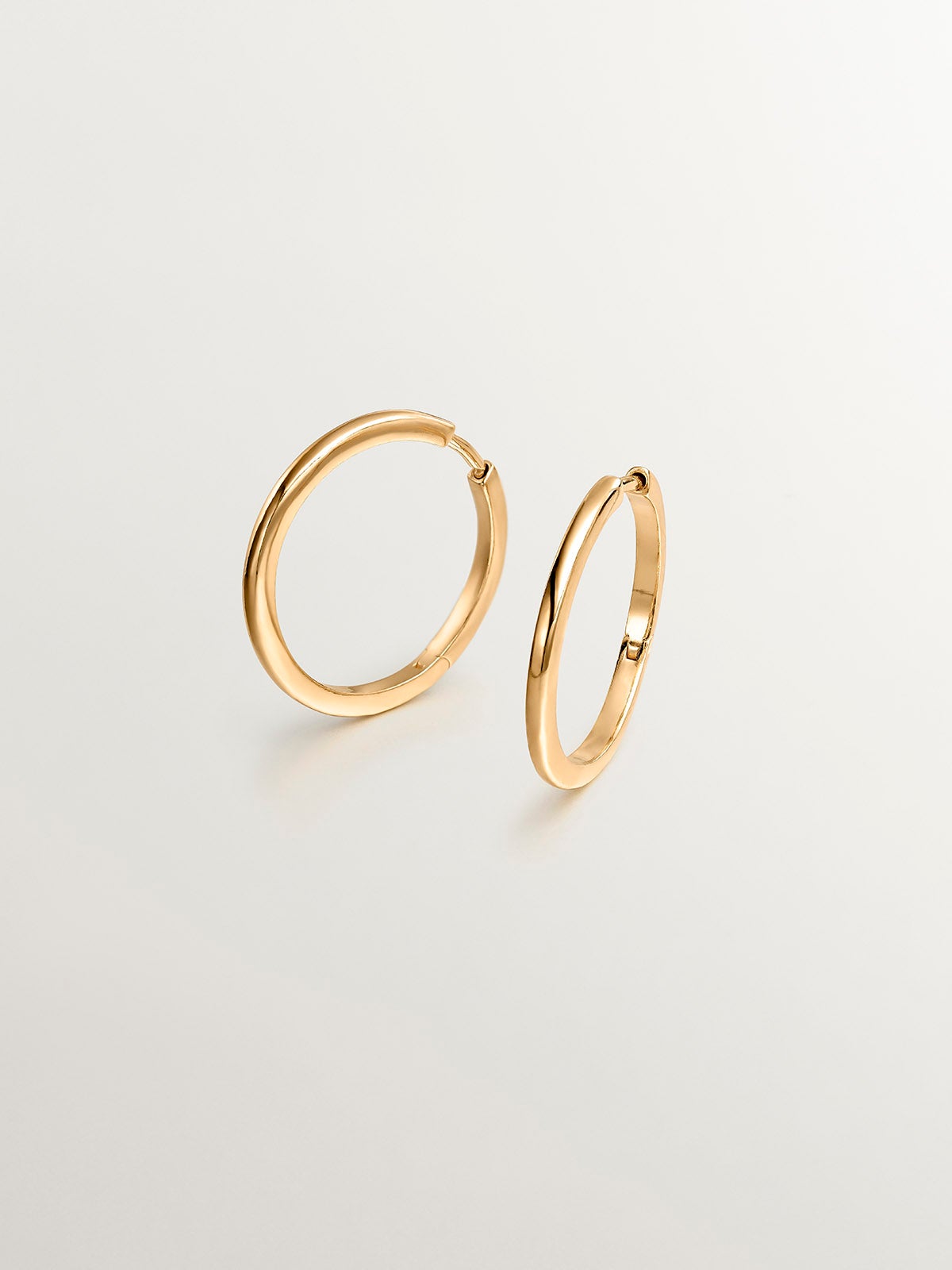 Boucles d'oreilles créoles moyennes en argent 925 plaqué or jaune 18K.