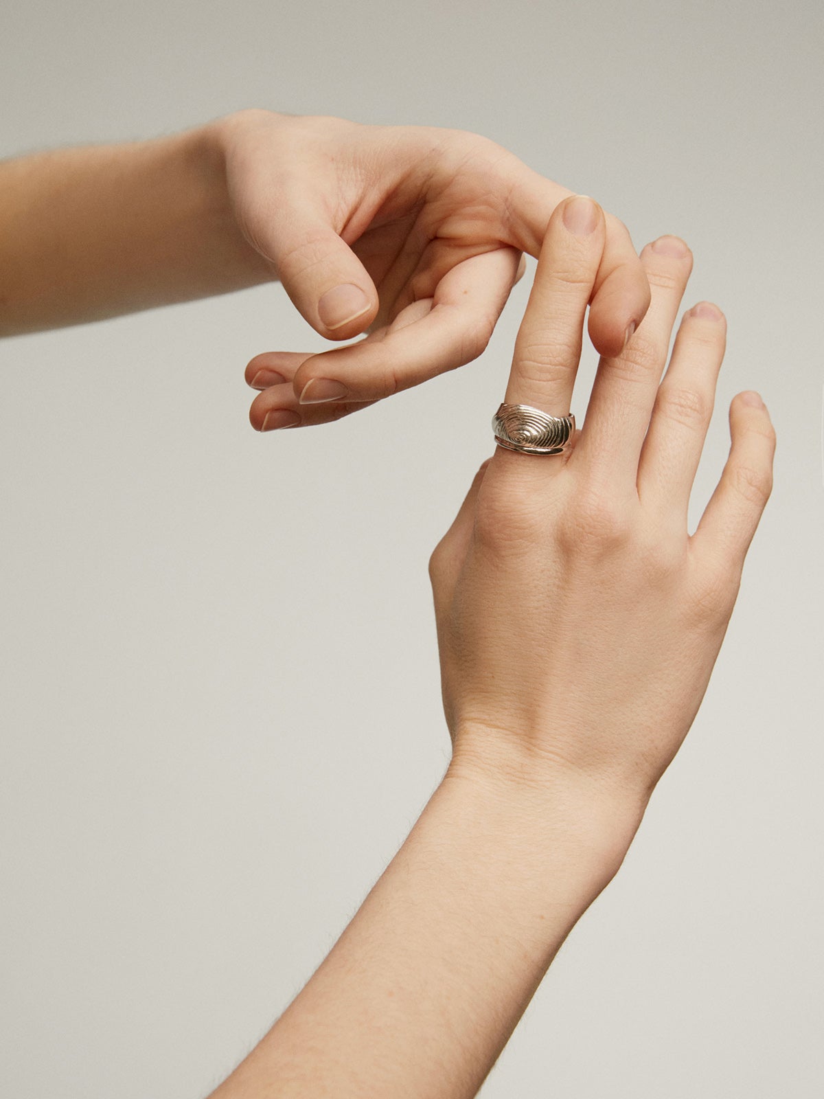 Anillo ancho de plata 925 con relieve y forma irregular