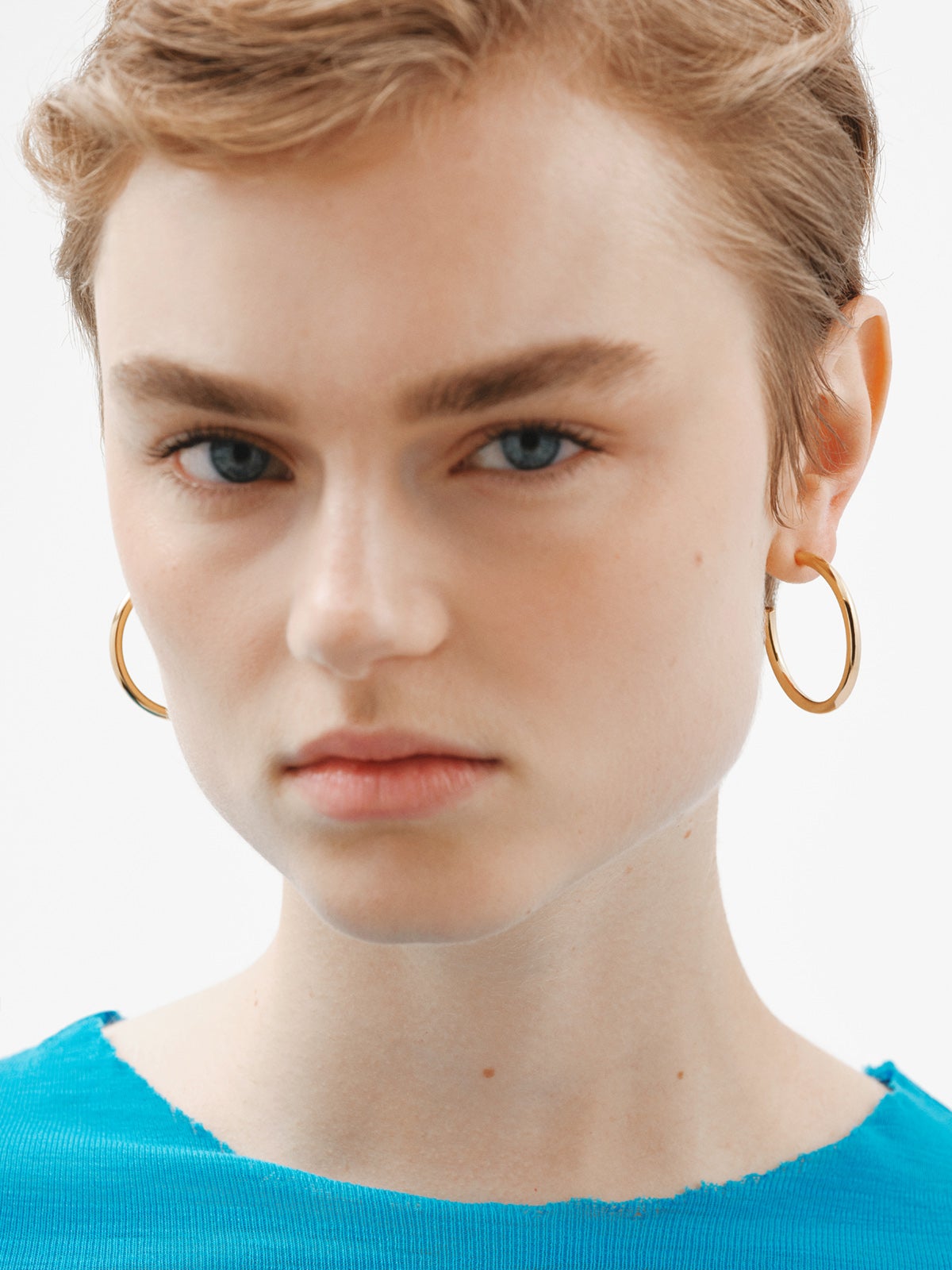 Large hoop earrings made of 925 silver, coated in 18K yellow gold.