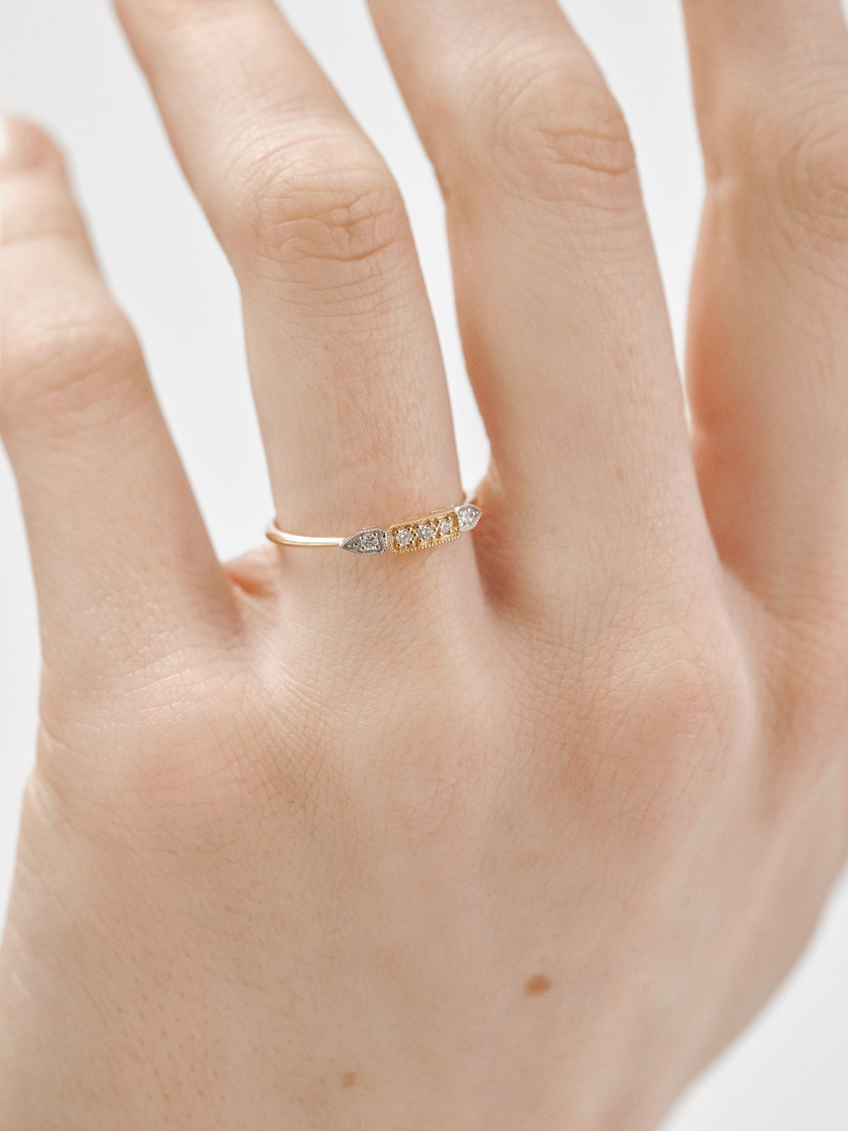 Anillo de oro blanco y amarillo de 18K con pavé de diamantes en talla brillante