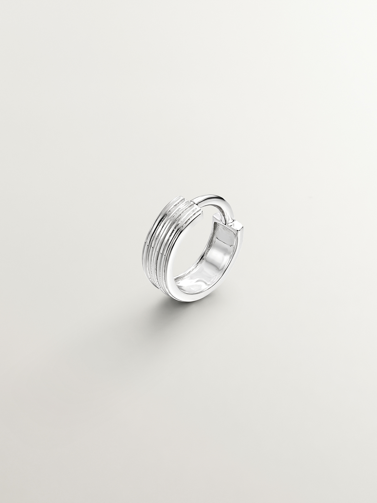 Pendiente individual de aro ancho de oro blanco de 9K con textura