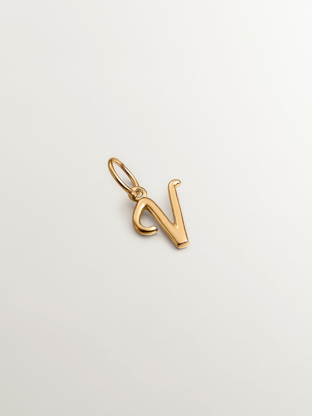 Charm de plata 925 bañada en oro amarillo de 18K con inicial V