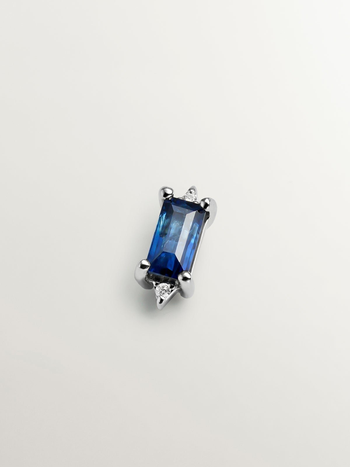 Pendiente individual de oro blanco de 18K con zafiro azul y diamantes blancos