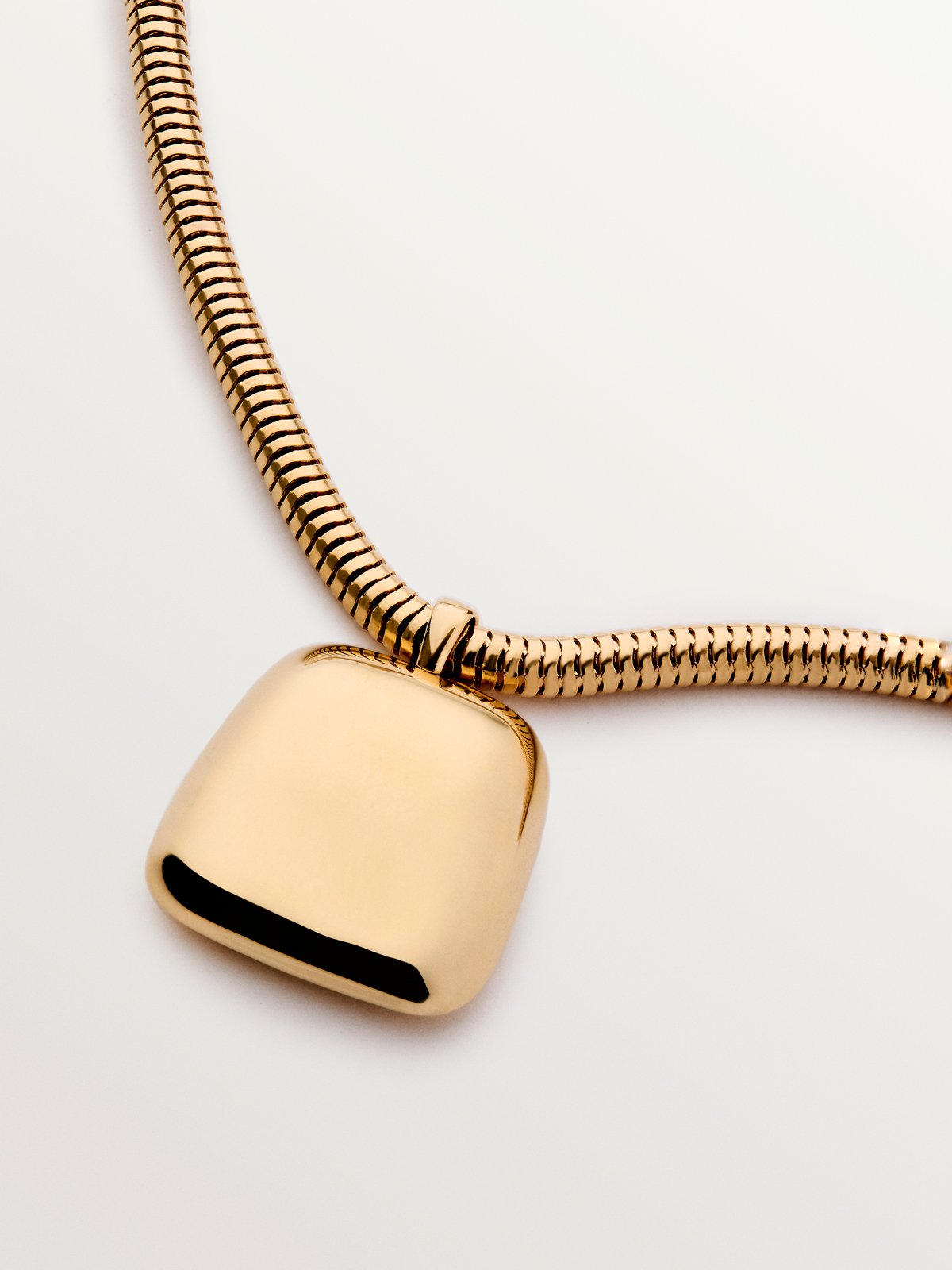 Square pendant in 18K yellow gold plated 925 silver with polished effect