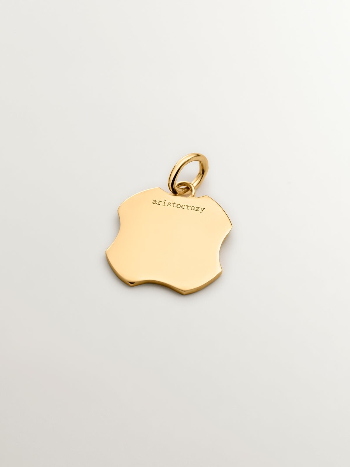Charm de plata 925 bañada en oro amarillo de 18K con inicial F y esmalte amarillo con forma irregular