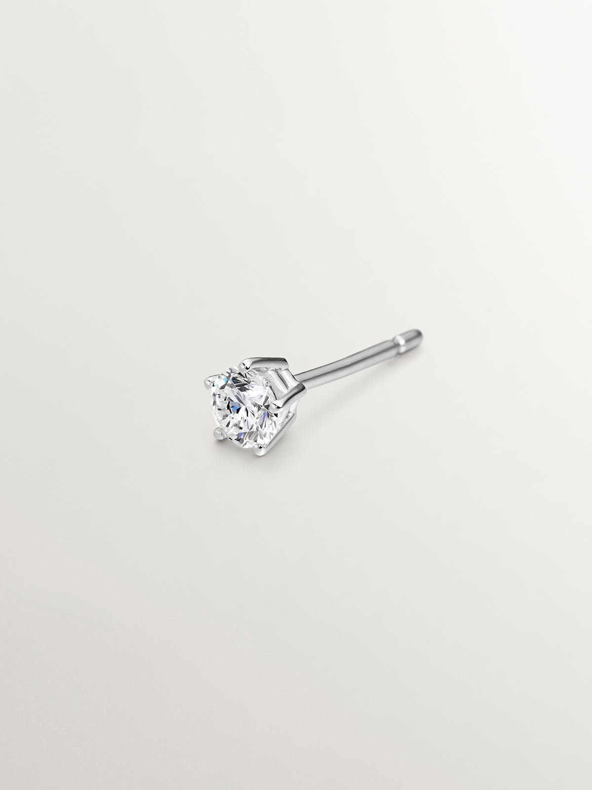 Pendiente solitario de oro blanco de 18K con diamante 0,20 cts