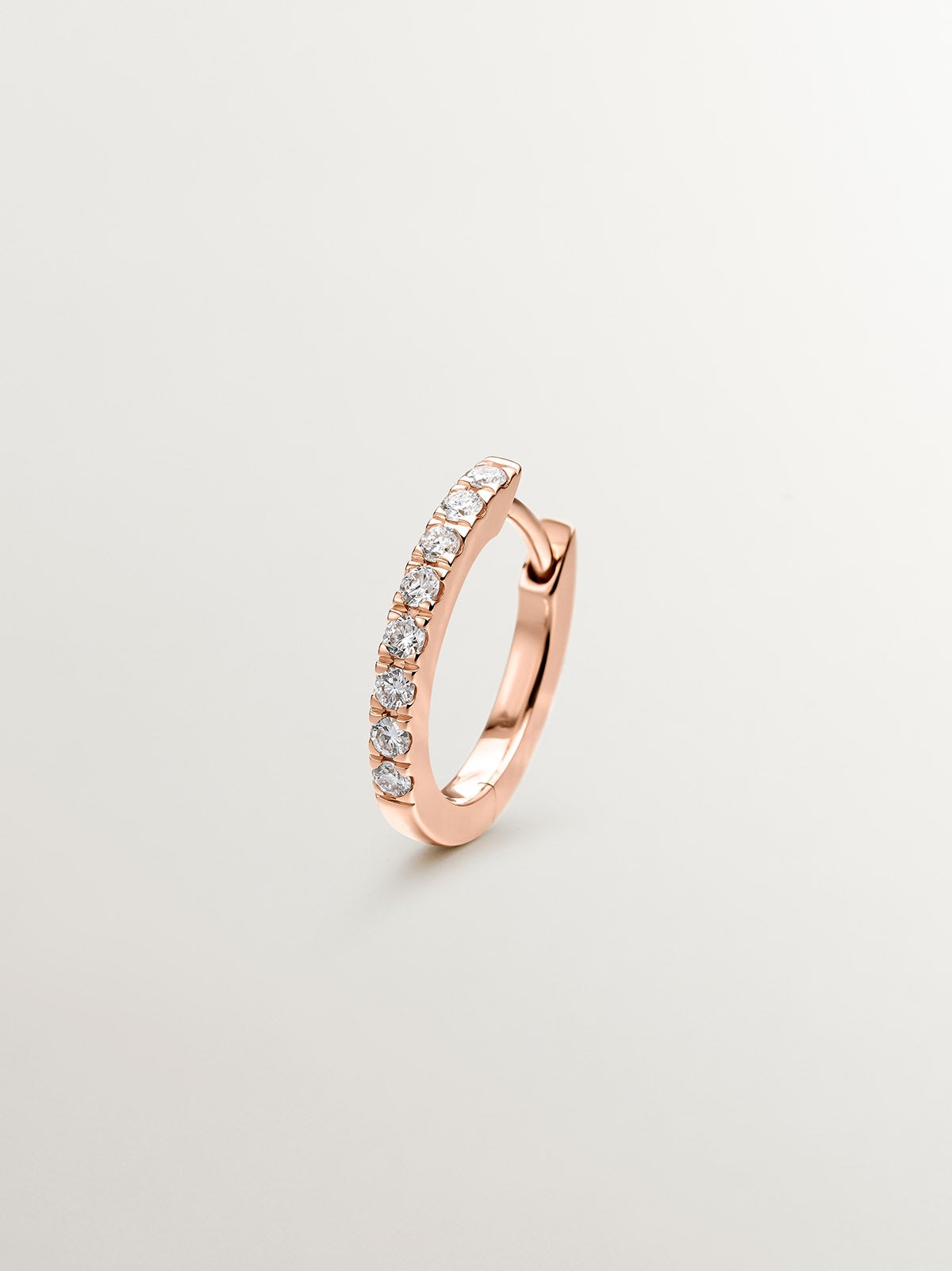 Pendiente individual aro pequeño de oro rosa de 18K con diamantes de 0,08cts