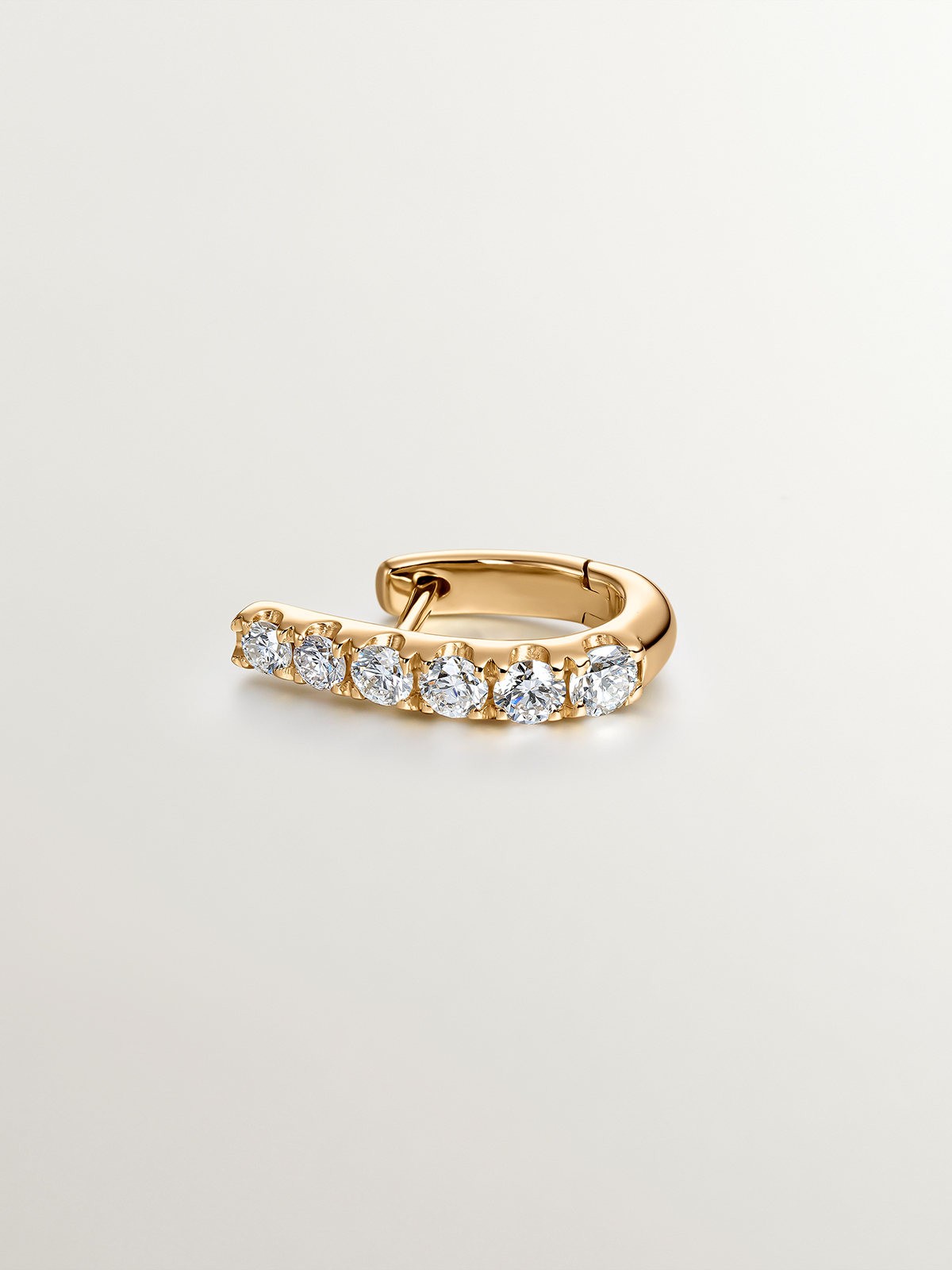Individual 18K yellow gold hoop earring with diamonds