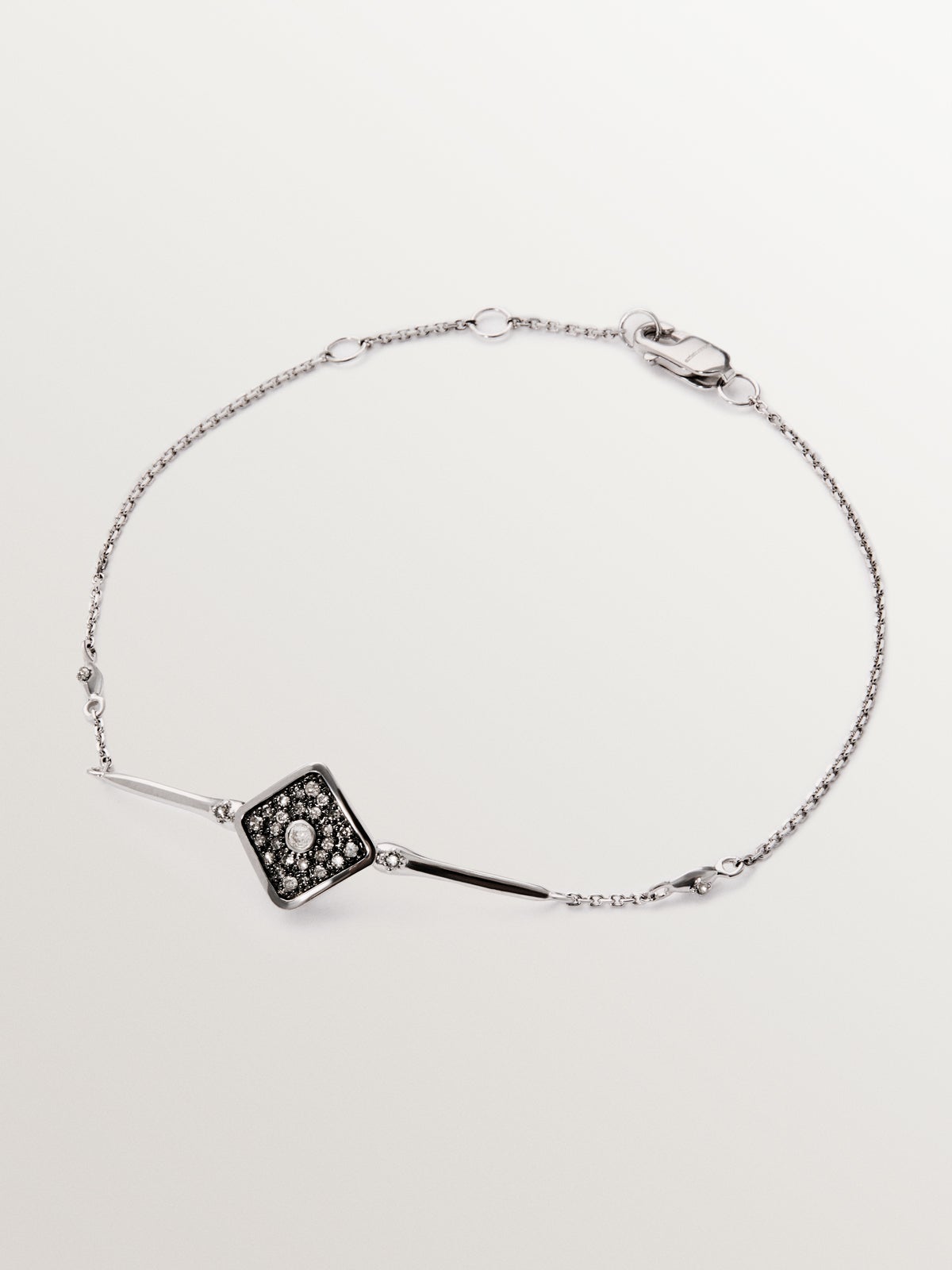 Bracelet en or blanc de 9K avec forme de diamants et diamants