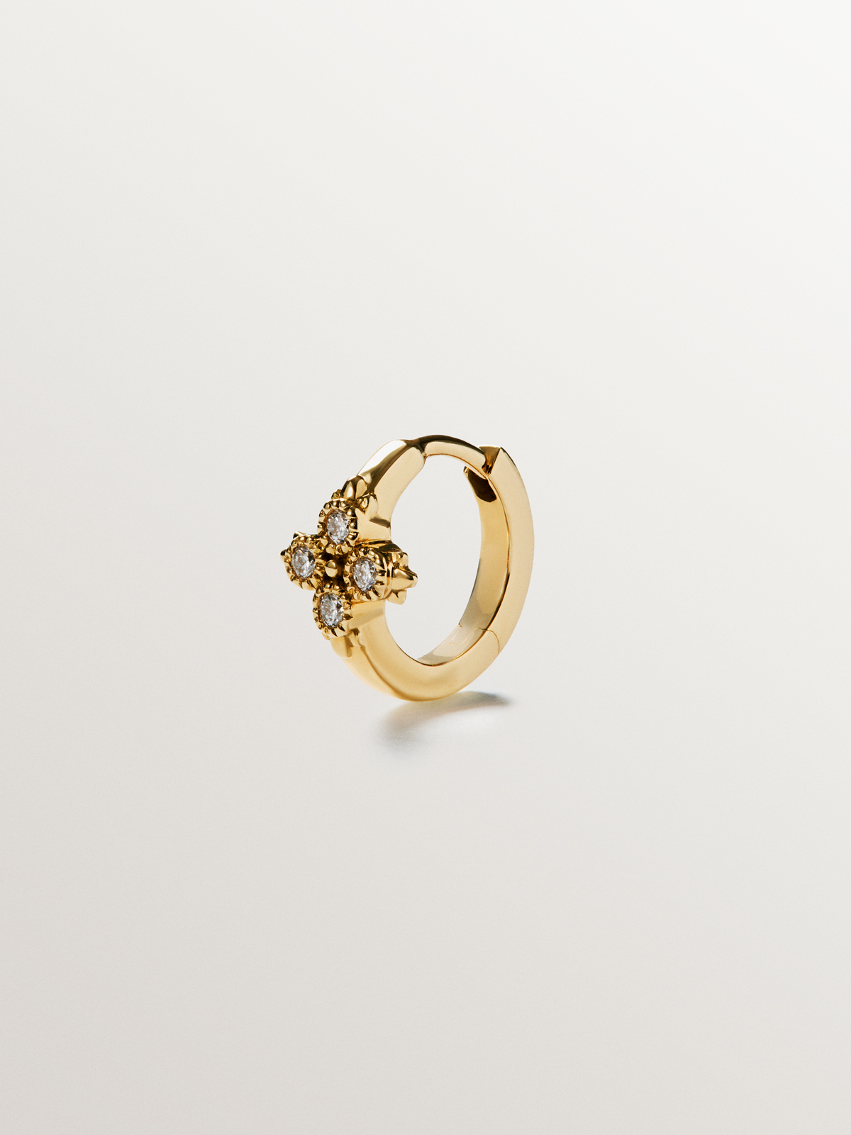 Petite boucle d'oreille simple créole en or jaune 18 carats avec croix en diamant