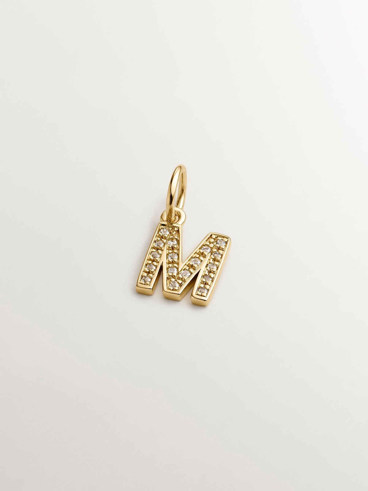 Charm de plata 925 bañada en oro amarillo de 18K y topacios blancos inicial M