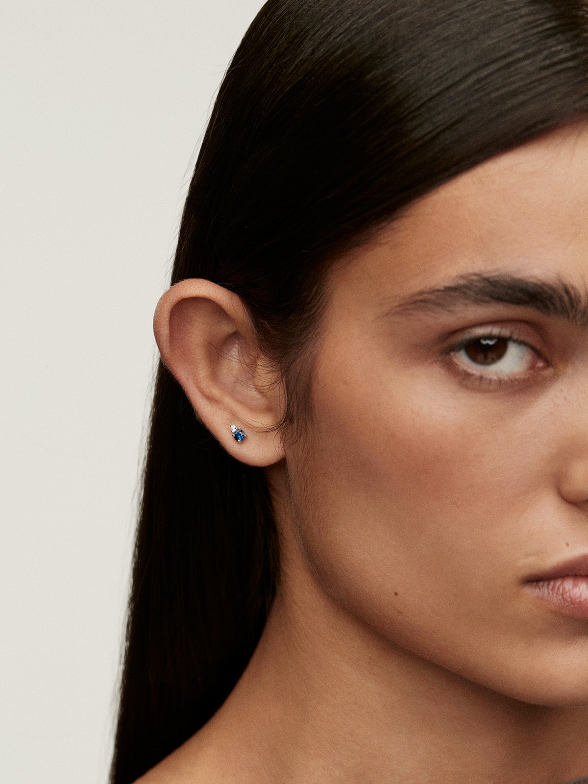 Boucle d'oreille individuelle en or blanc 9K avec saphir et diamant