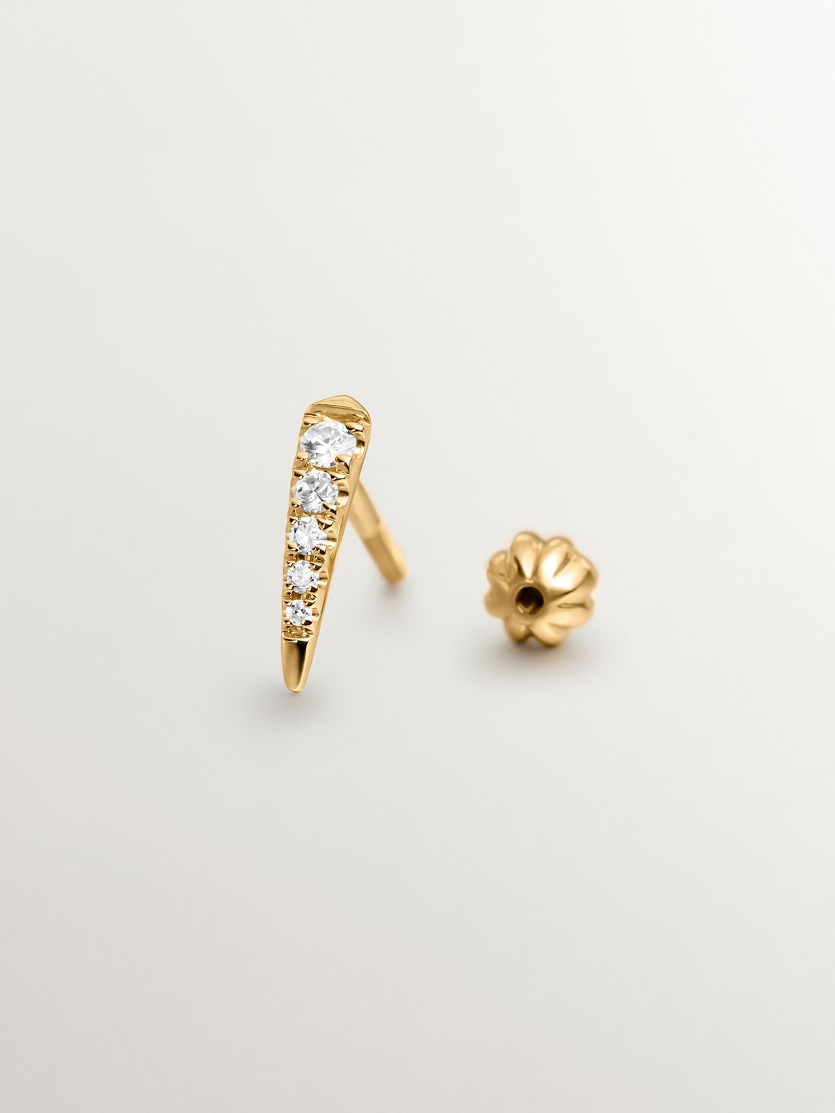 Pendiente individual de oro amarillo de 9K con diamantes