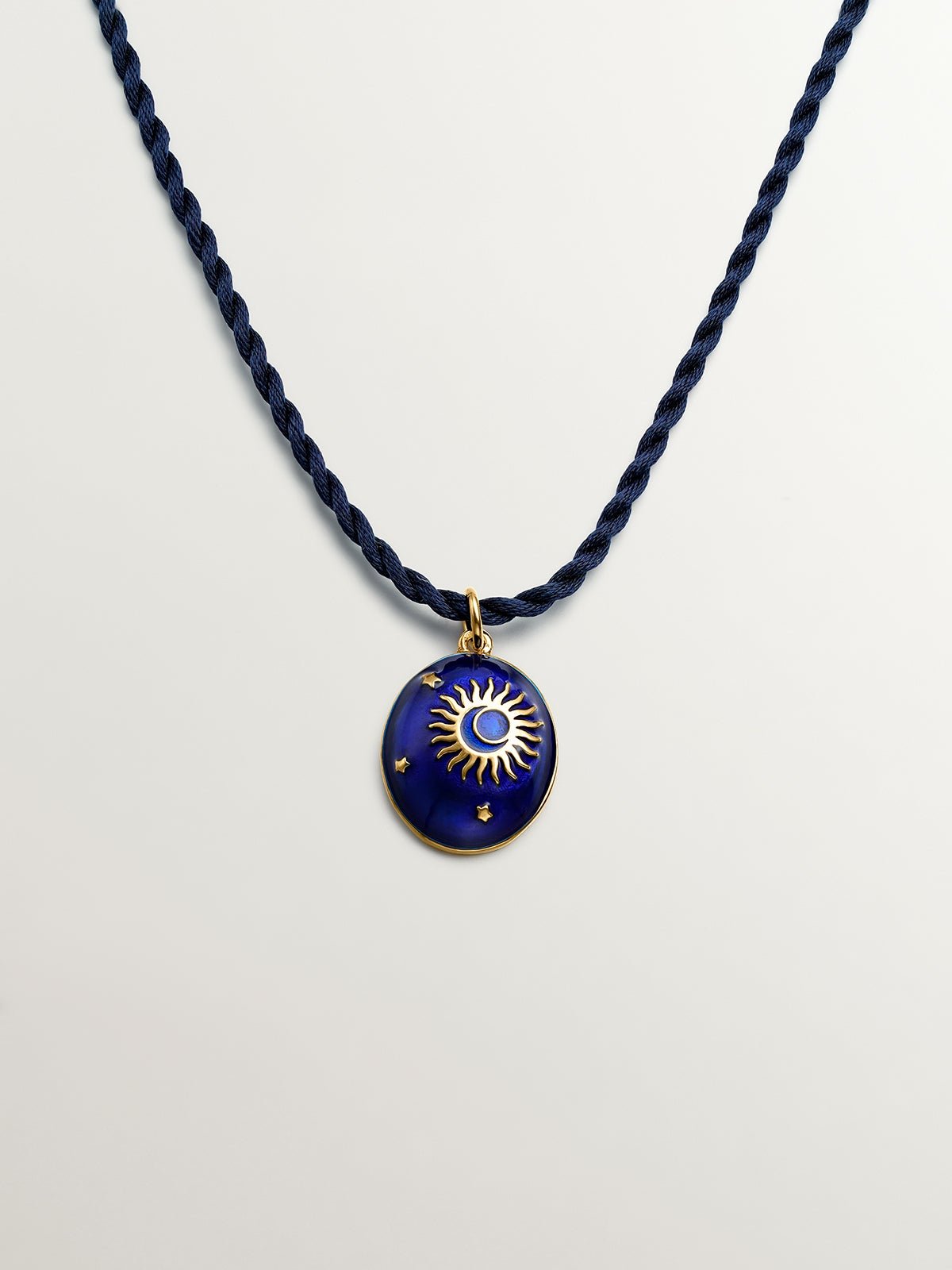 Collar de plata bañada en oro con esmalte azul y motivo de sol y estrellas