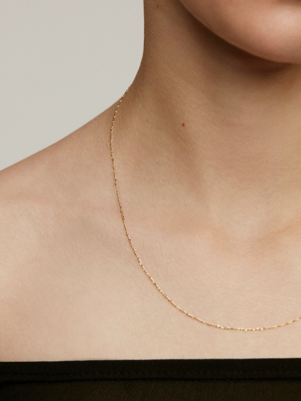 Fine chain of combined links in 9K yellow gold.