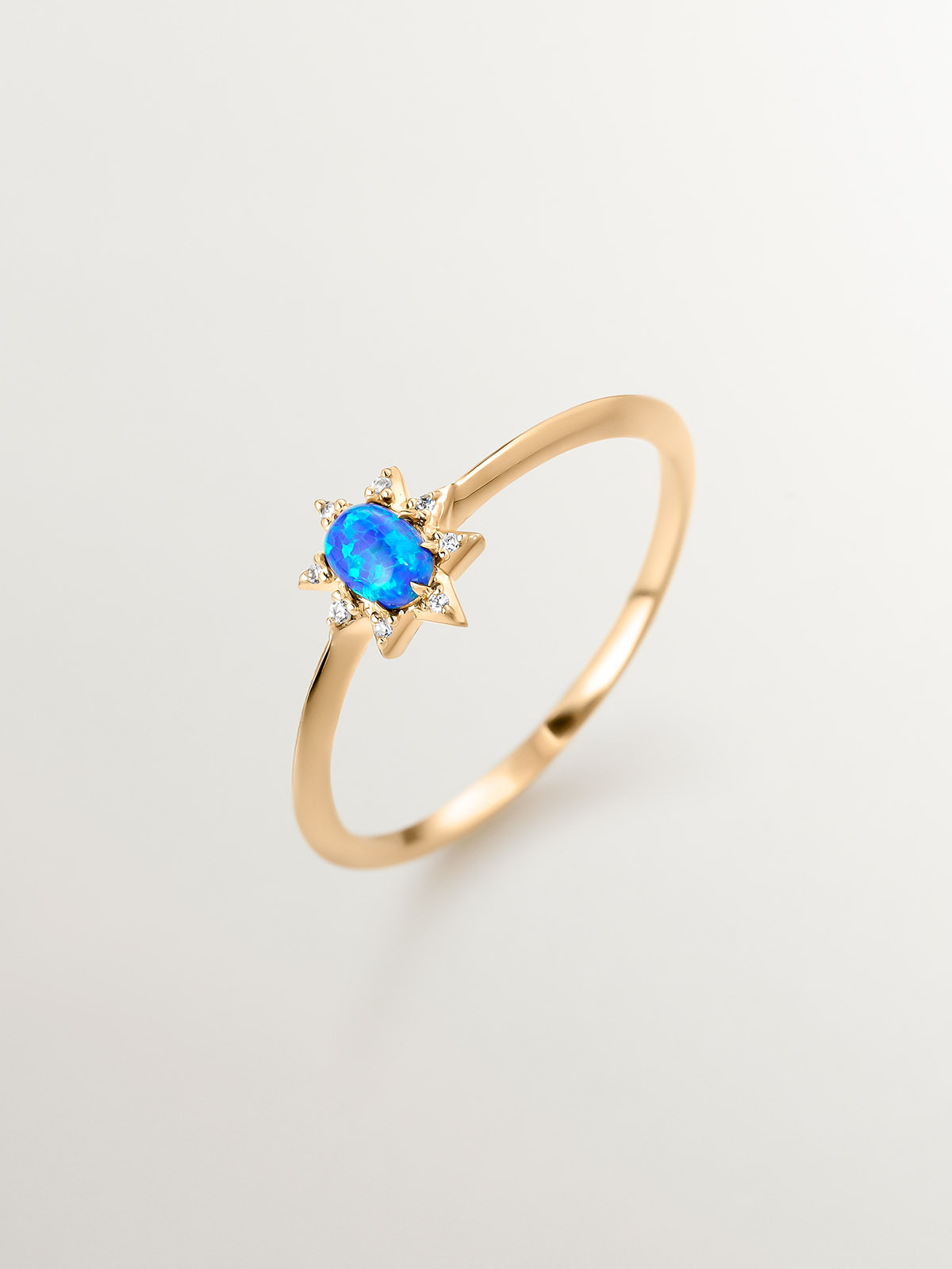Anillo de oro amarillo de 18K con ópalo azul lab grown y diamantes blancos