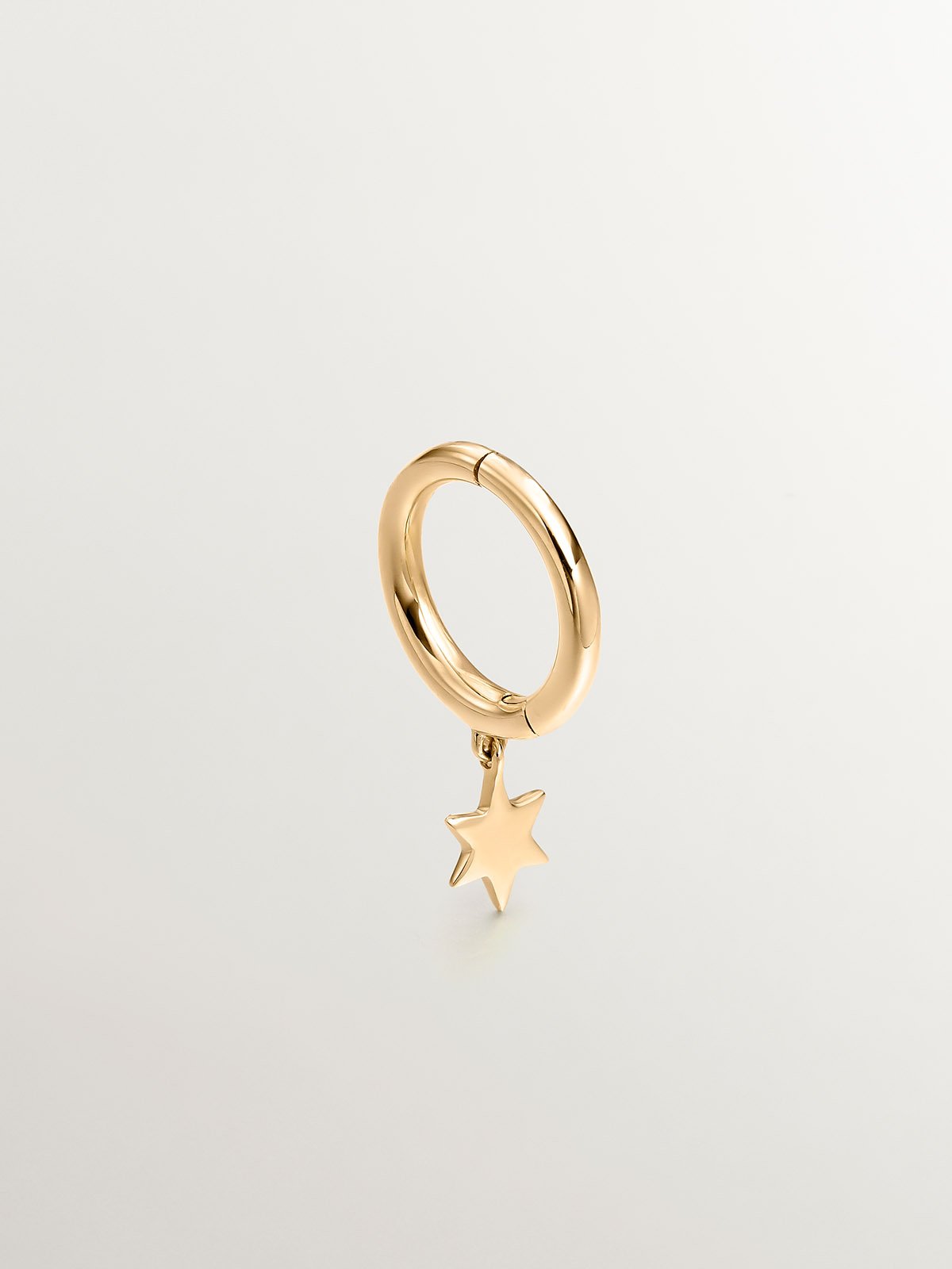 Pendiente individual de aro pequeño de oro amarillo de 9K con estrella