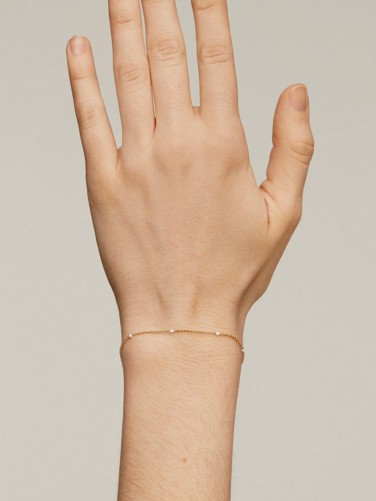 Pulsera de eslabones de oro amarillo de 9K con bolitas de esmalte blanco