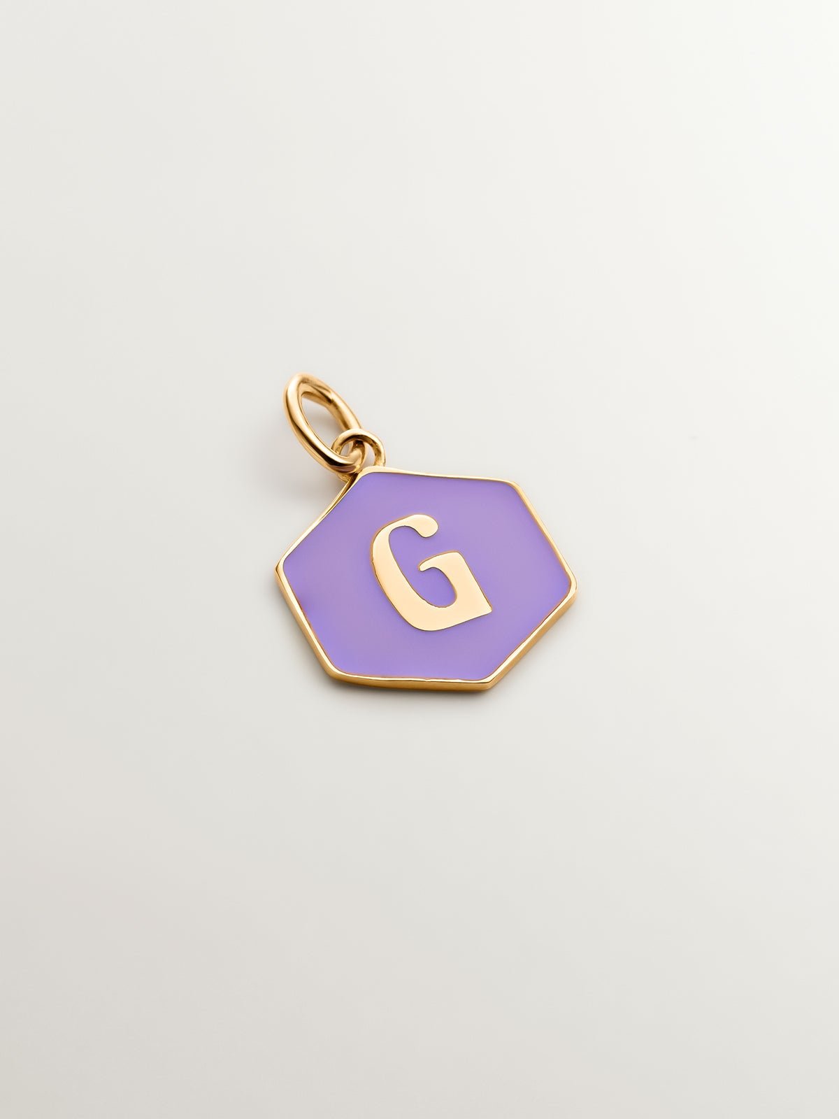 Charm de plata 925 bañada en oro amarillo de 18K con inicial G y esmalte lila con forma hexagonal