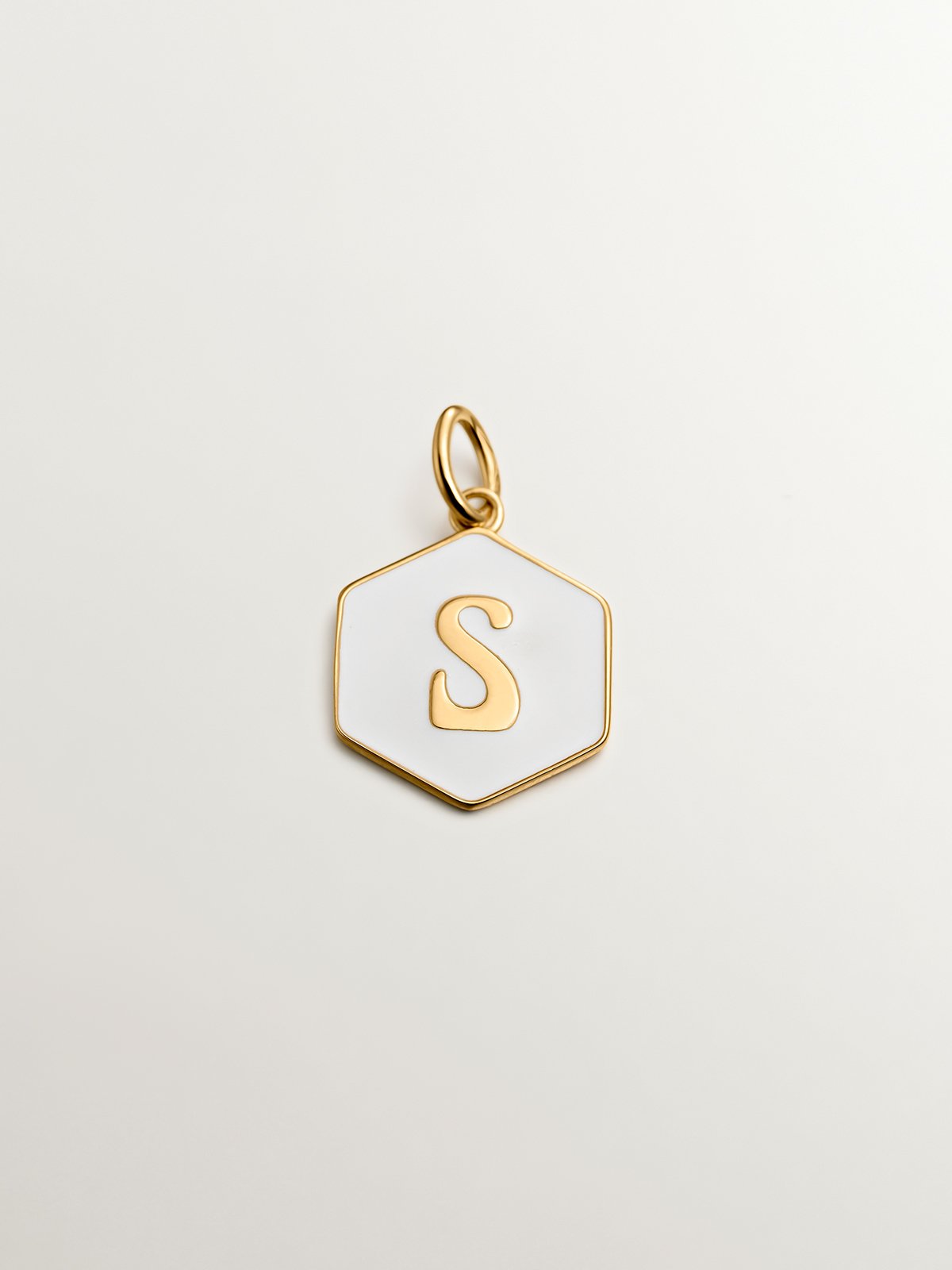Charm de plata 925 bañada en oro amarillo de 18K con inicial S y esmalte blanco con forma hexagonal