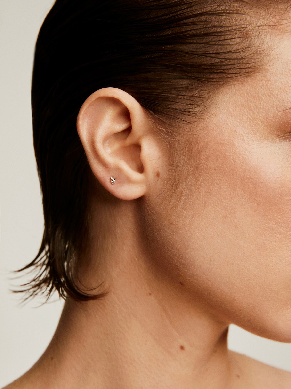 Individual 9K white gold earring with diamonds