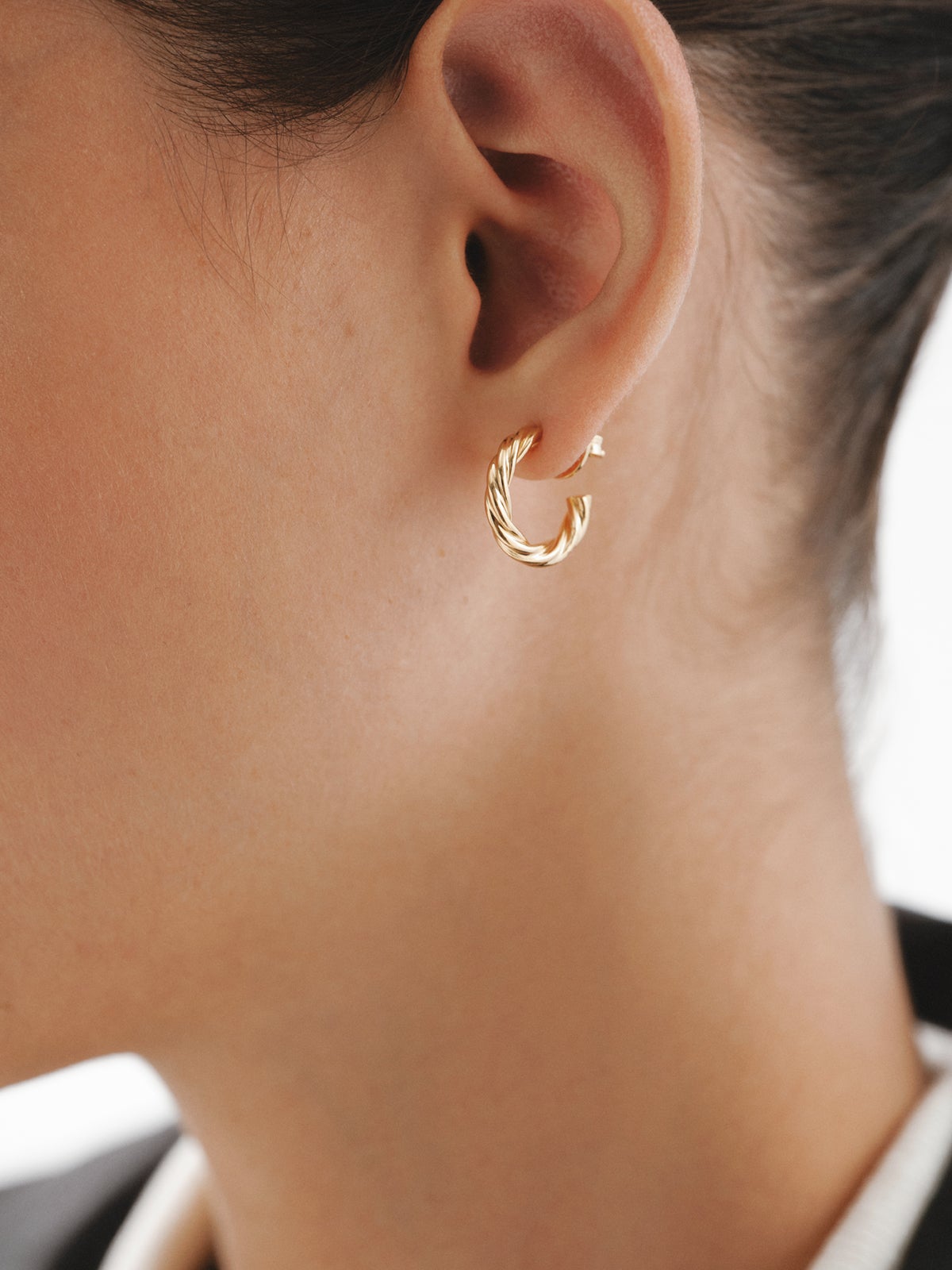 Boucles d'oreilles de taille moyenne en argent 925 plaqué or jaune 18K avec texture gallonée