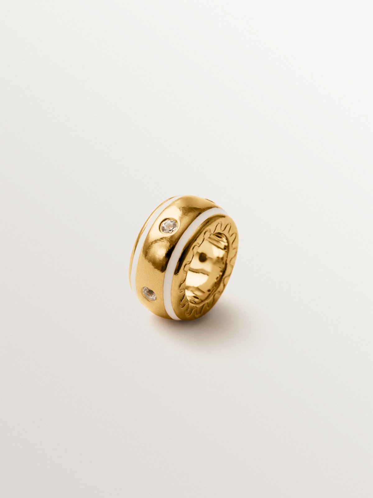 Charm de plata 925 bañada en oro amarillo de 18K con topacios blancos y esmalte blanco con forma circular