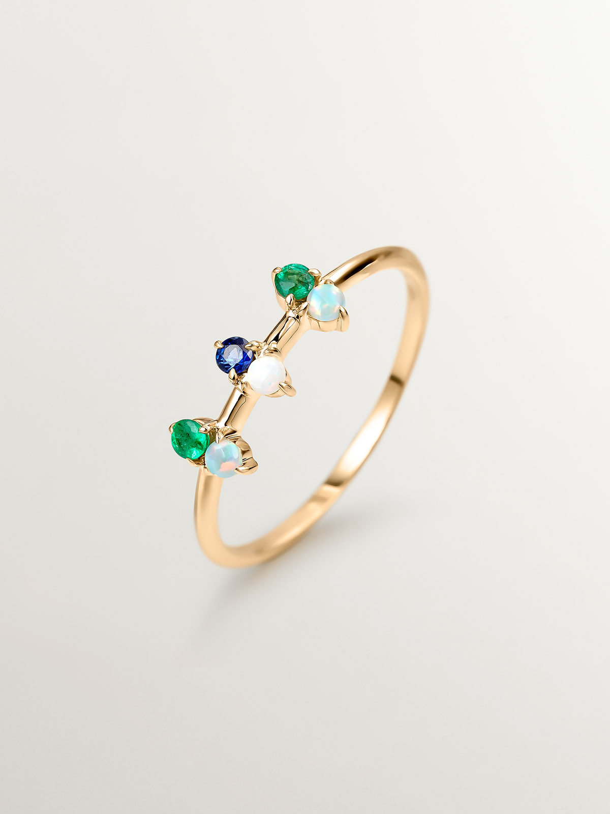 Anillo de oro amarillo de 18K con ópalo azul y diamantes blancos