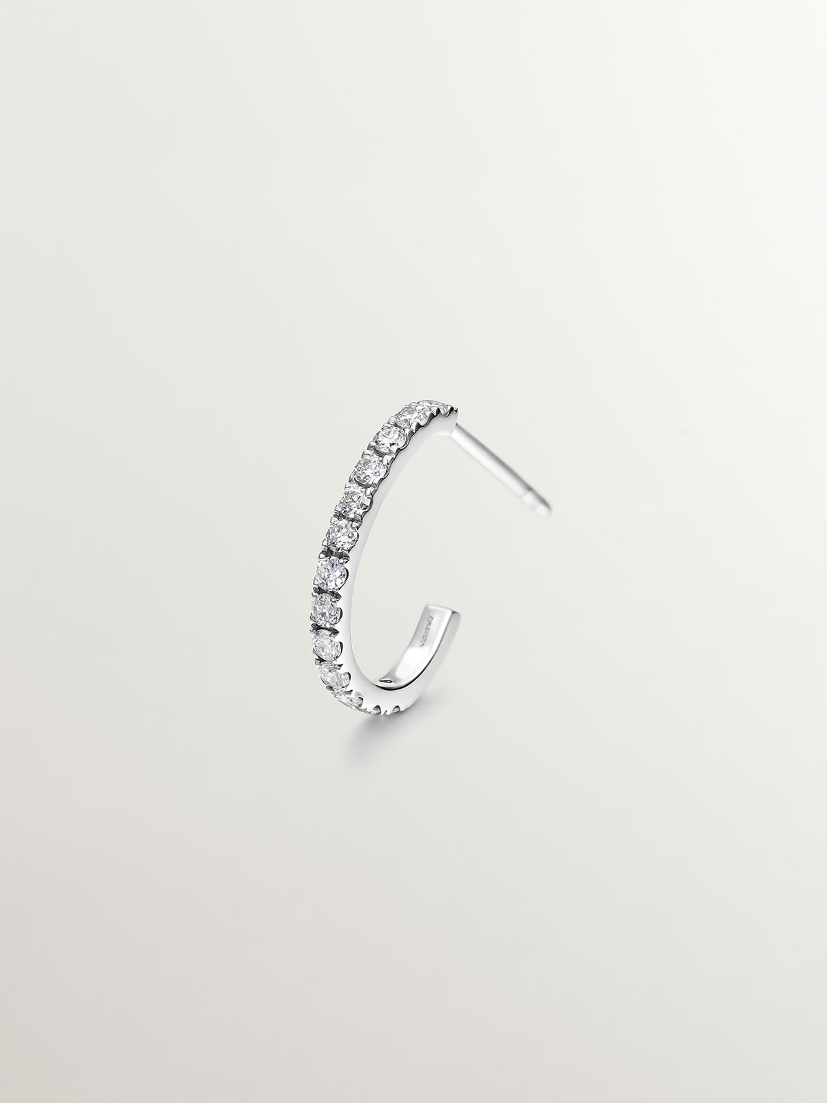 Pendiente individual de aro pequeño de oro blanco de 18K con diamantes de 0,20cts