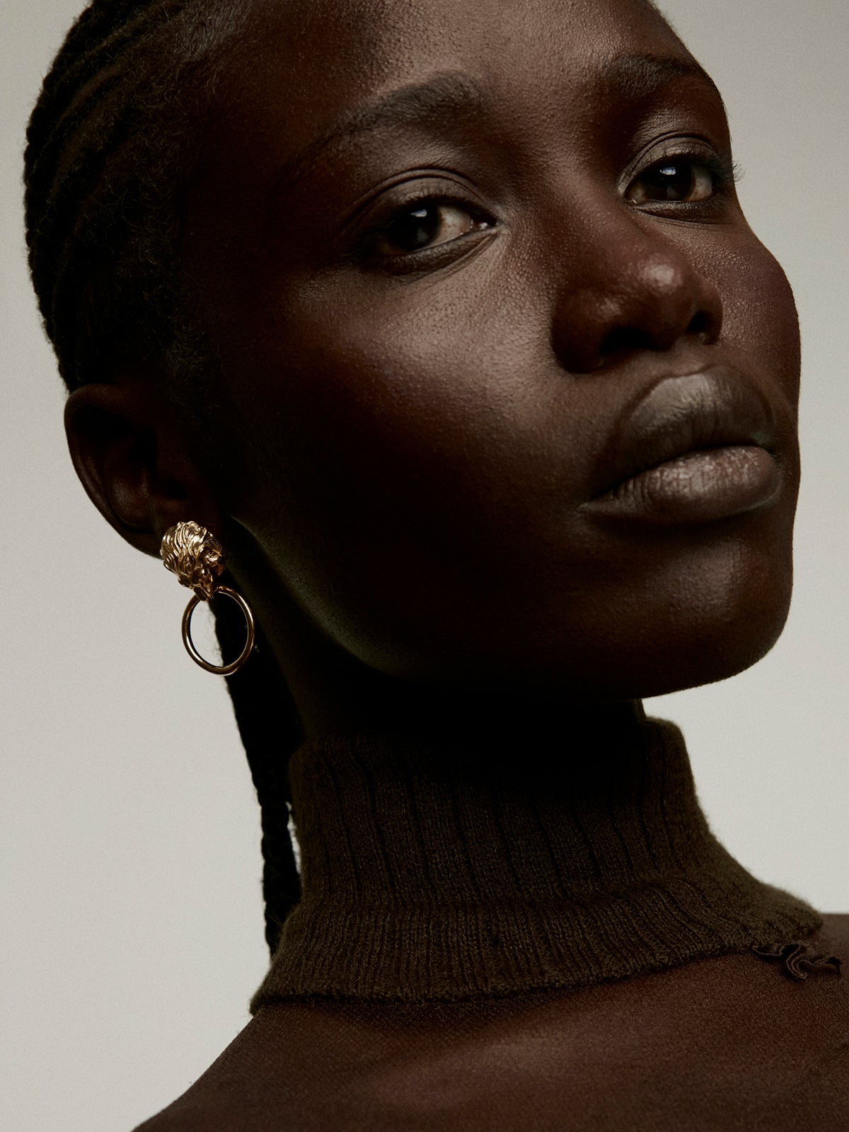 925 Silver earrings bathed in 18K yellow gold with hoop and lion's head.