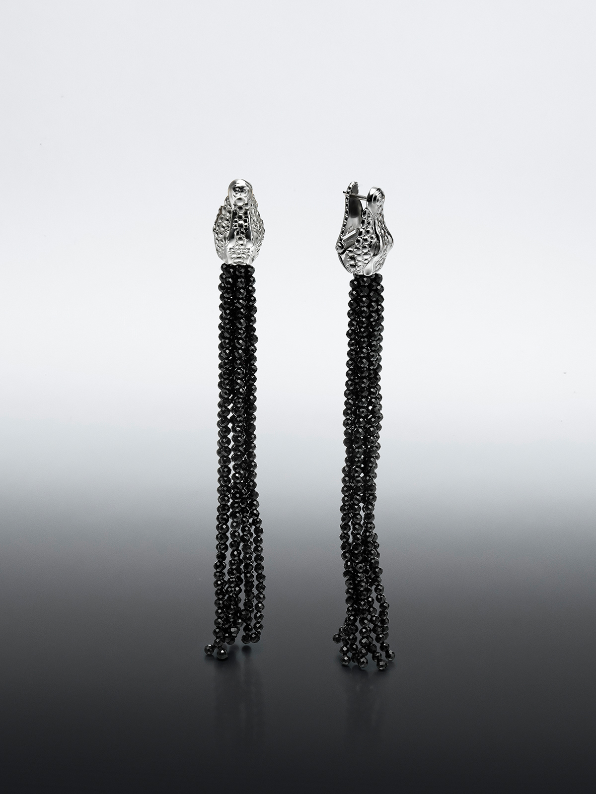 Pendientes largos de plata 925 con forma de cocodrilo y espinelas negras
