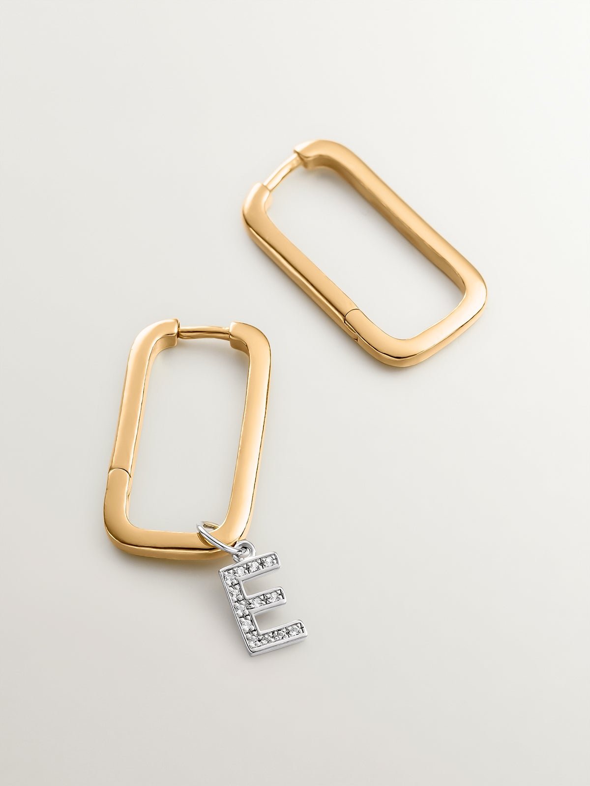Charme en argent 925 et topazes blanches initiale E