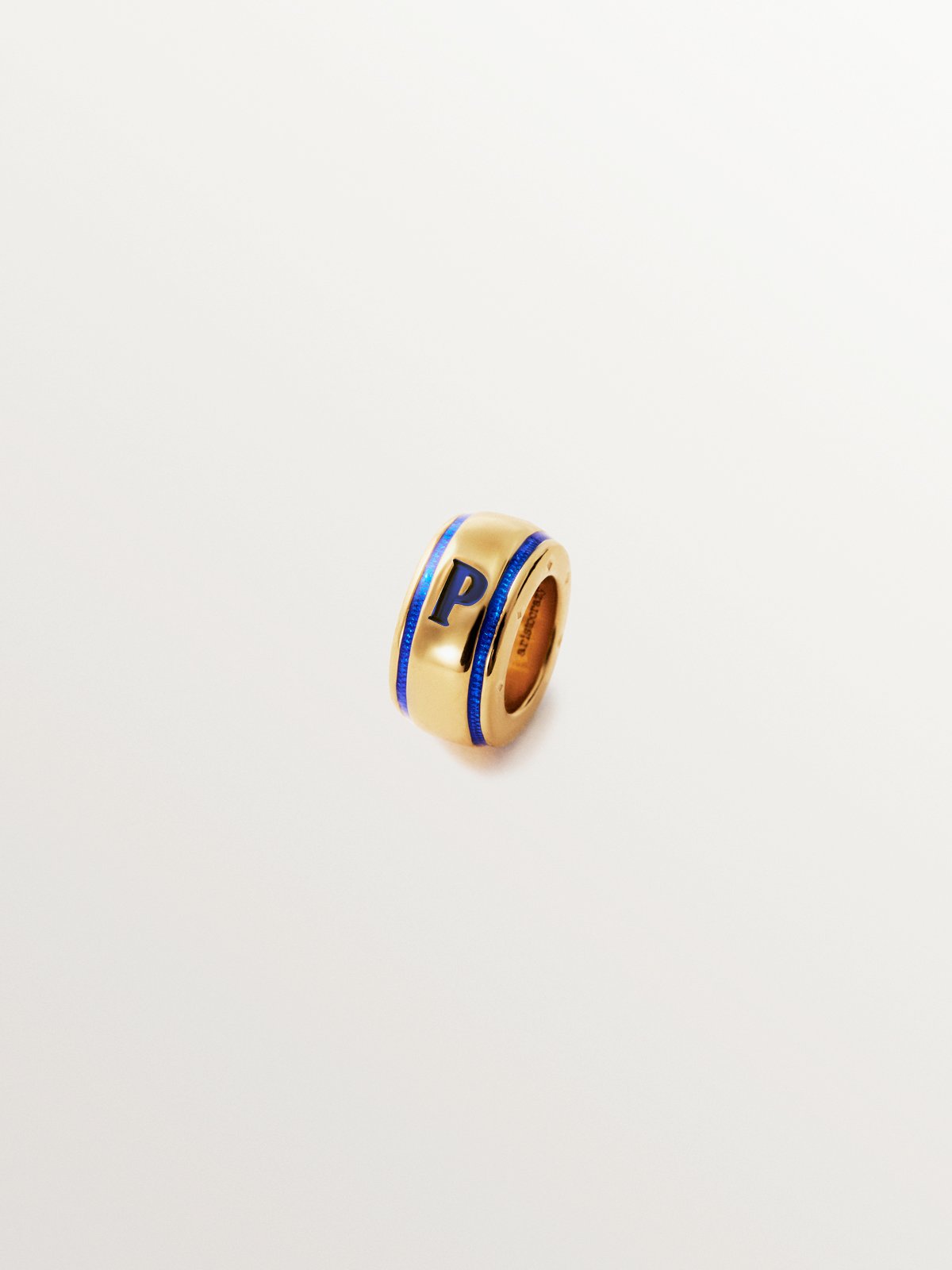 Charm con inicial P de plata 925 bañada en oro amarillo de 18K y esmalte azul con forma circular
