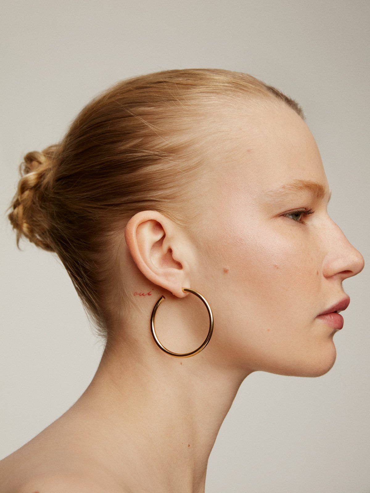 Large hoop earrings made of 925 silver, coated in 18K yellow gold.