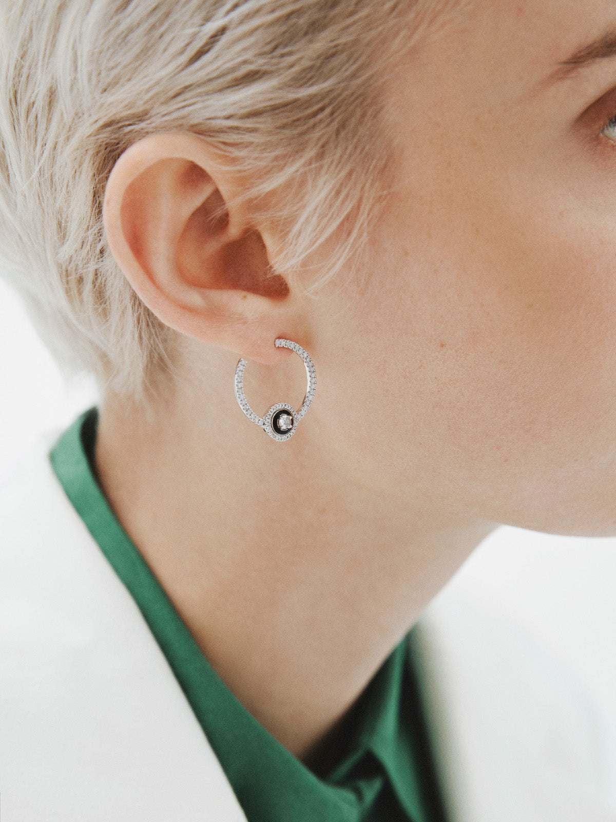 Pendientes de aro de plata 925 con topacio blanco, diamantes blancos y esmalte negro