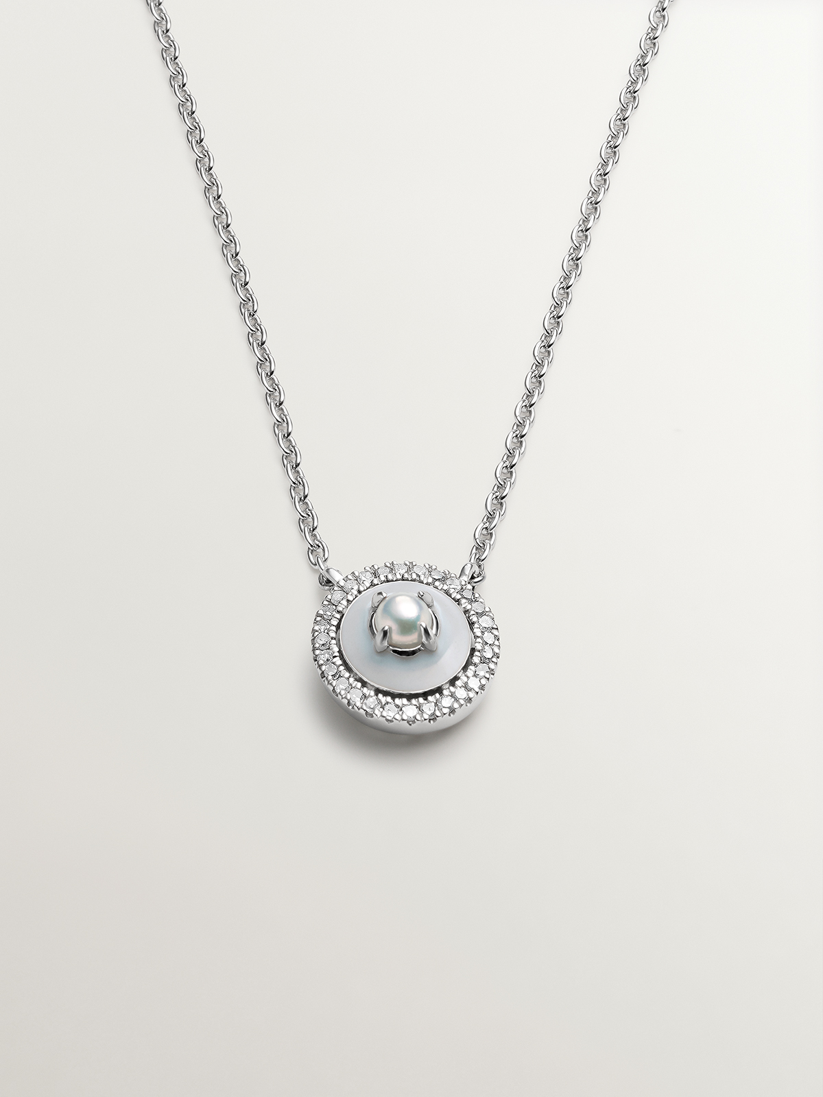 Pendientes de plata 925 y oro blanco de 18K con perlas blancas, diamantes blancos y esmalte gris 