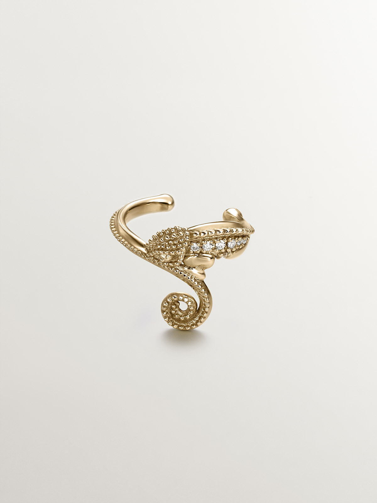 Pendiente earcuff de oro amarillo de 18K con diamantes con forma de camaleón