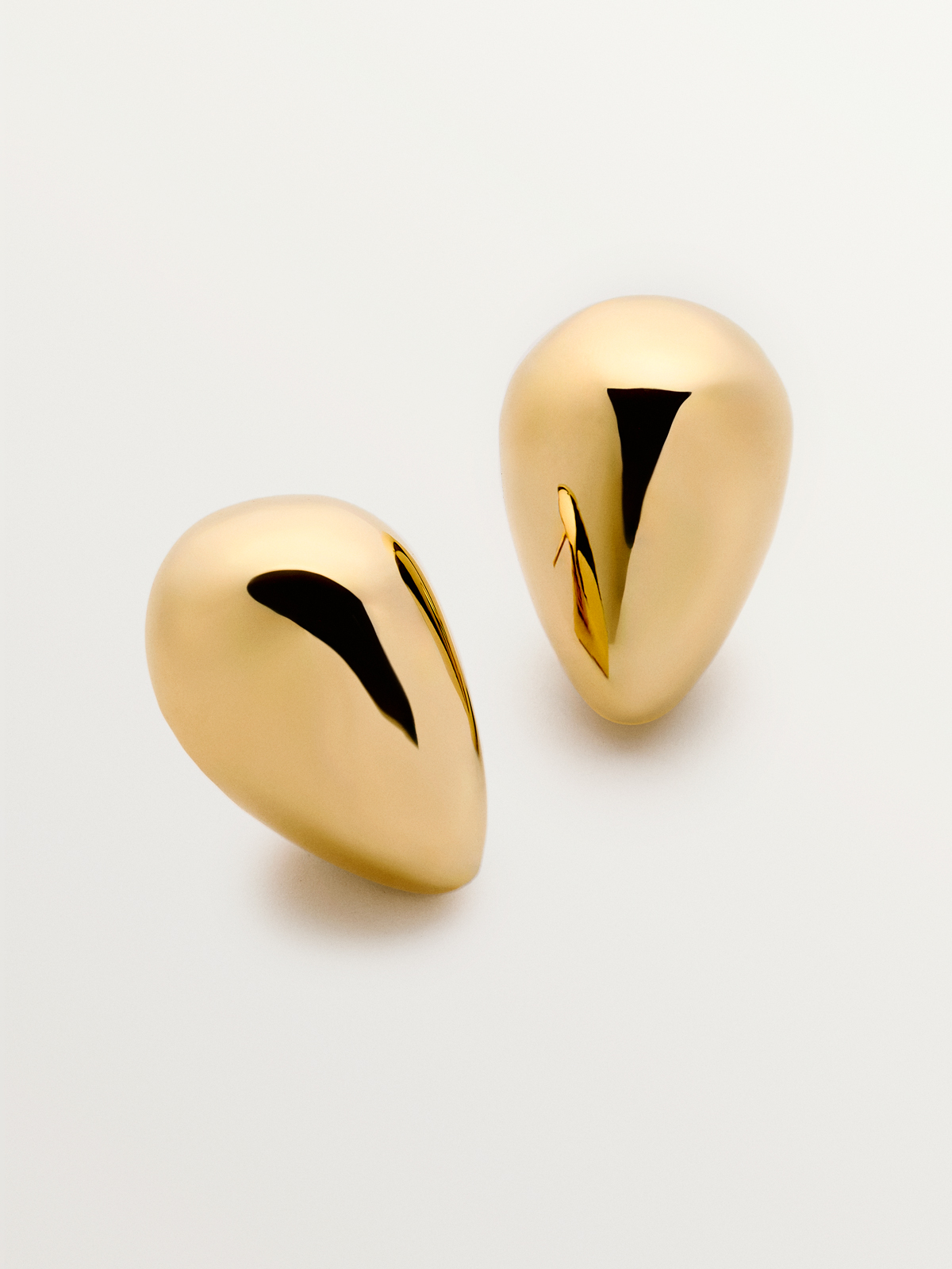 Medium drop earrings in 18K yellow gold plated 925 silver with polished effect