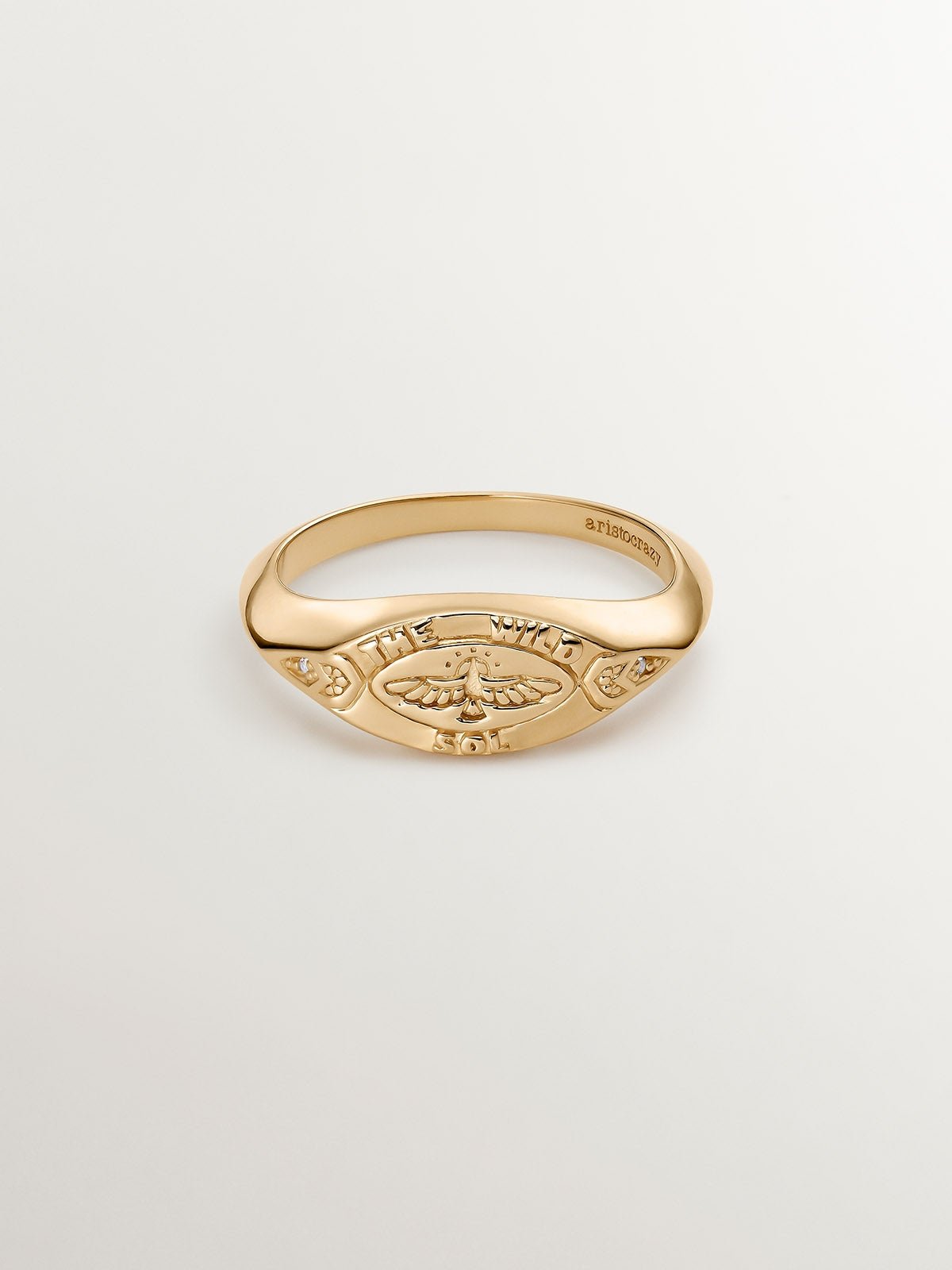 Anillo tipo sello de plata 925 bañada en oro amarillo de 18K con topacios blancos y águila
